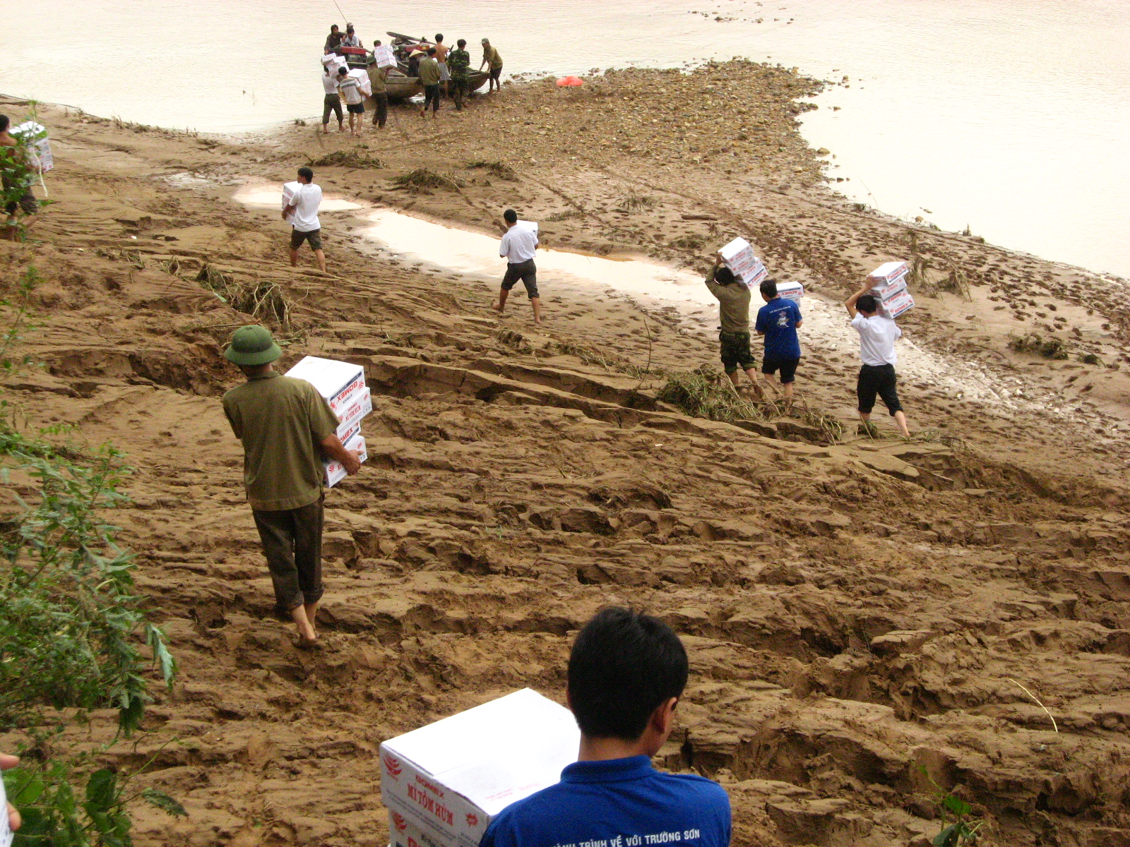 L&agrave;m b&aacute;o nơi miền Trung lũ lụt: H&agrave;nh tr&igrave;nh vượt kh&oacute; v&agrave; sẻ chia với Cuộc sống - Ảnh 10.