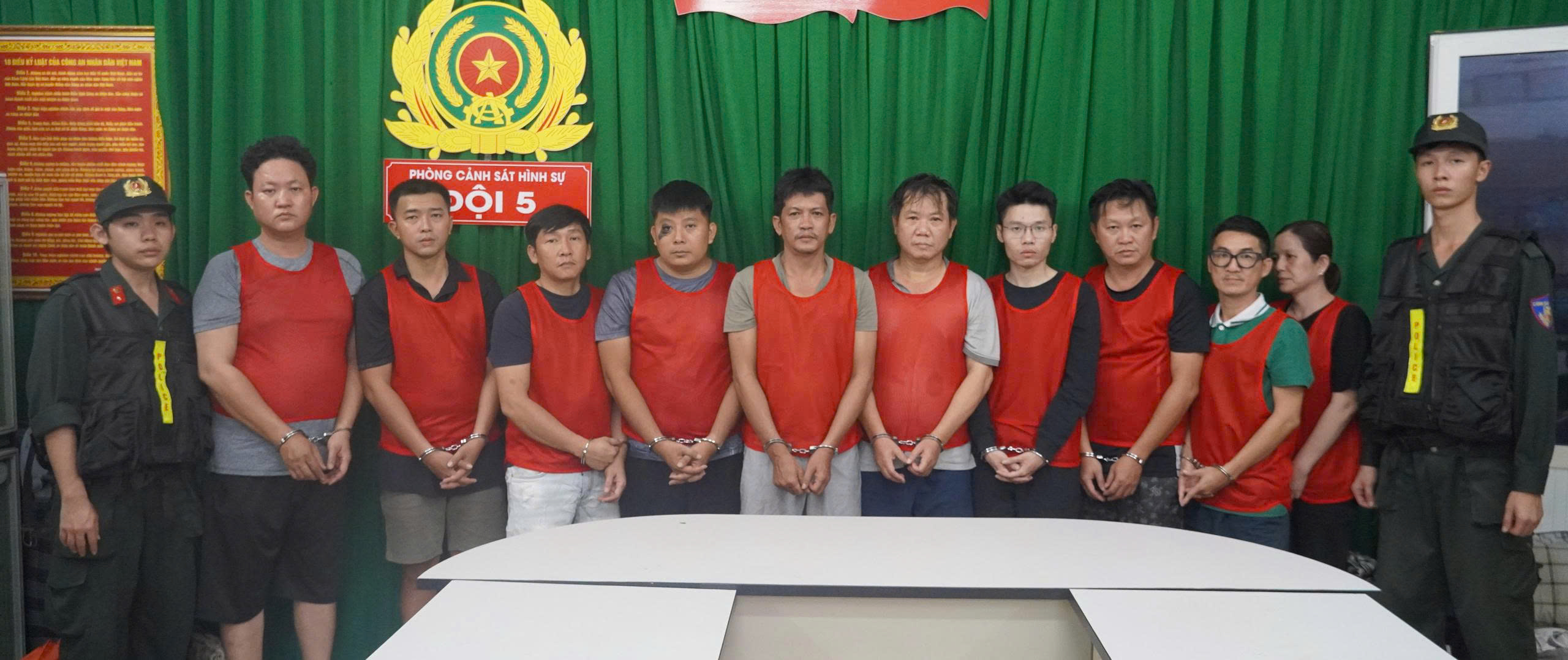 Công an TP.HCM triệt phá đường dây đánh bạc trên trang Bong88.com, khởi tố 24 người- Ảnh 2. Công an TP.HCM triệt phá đường dây đánh bạc trên trang Bong88.com, khởi tố 24 người- Ảnh 2.