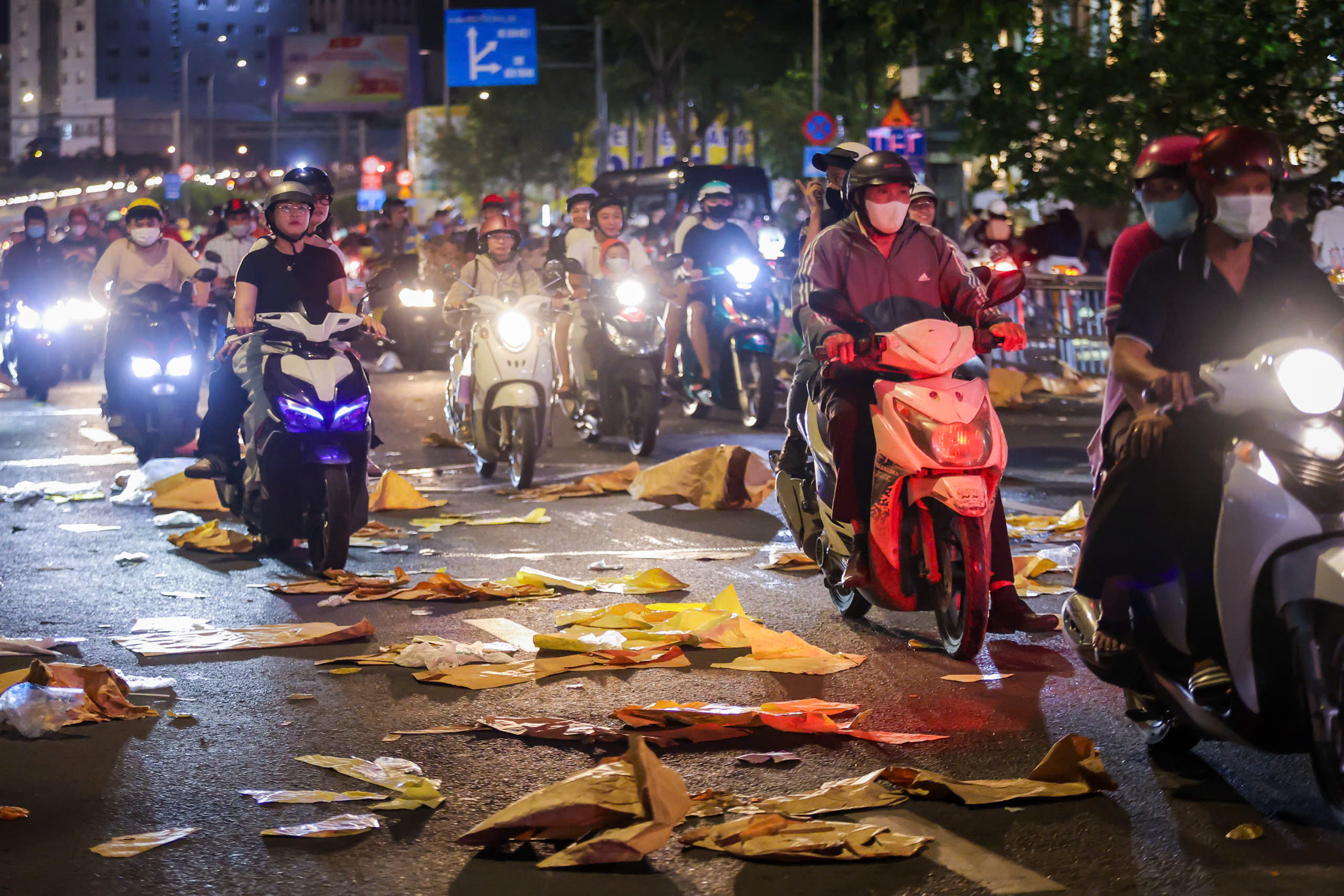 Trung tâm TP.HCM 'ngập' rác đêm giao thừa 2026: Điều bất ngờ sáng hôm sau - Ảnh 3.