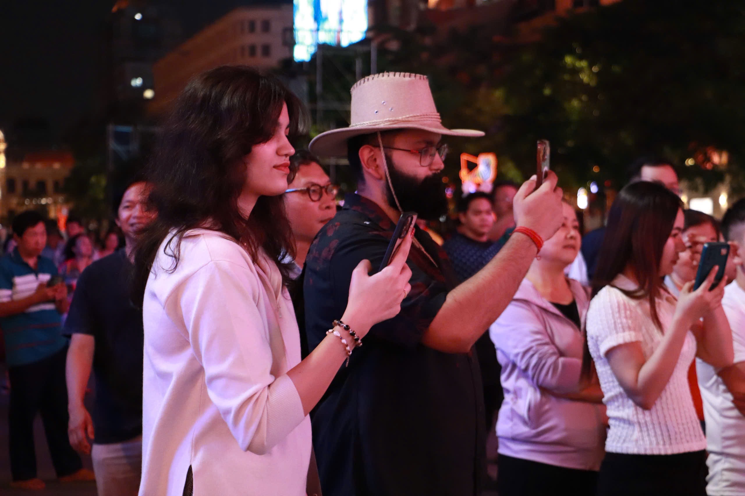 Kh&aacute;ch nước ng&ograve;ai đ&oacute;n giao thừa 2026 tại tp . Hcm: Kh&ocirc;ng kh&iacute; lễ hội s&ocirc;i động - Ảnh 2.