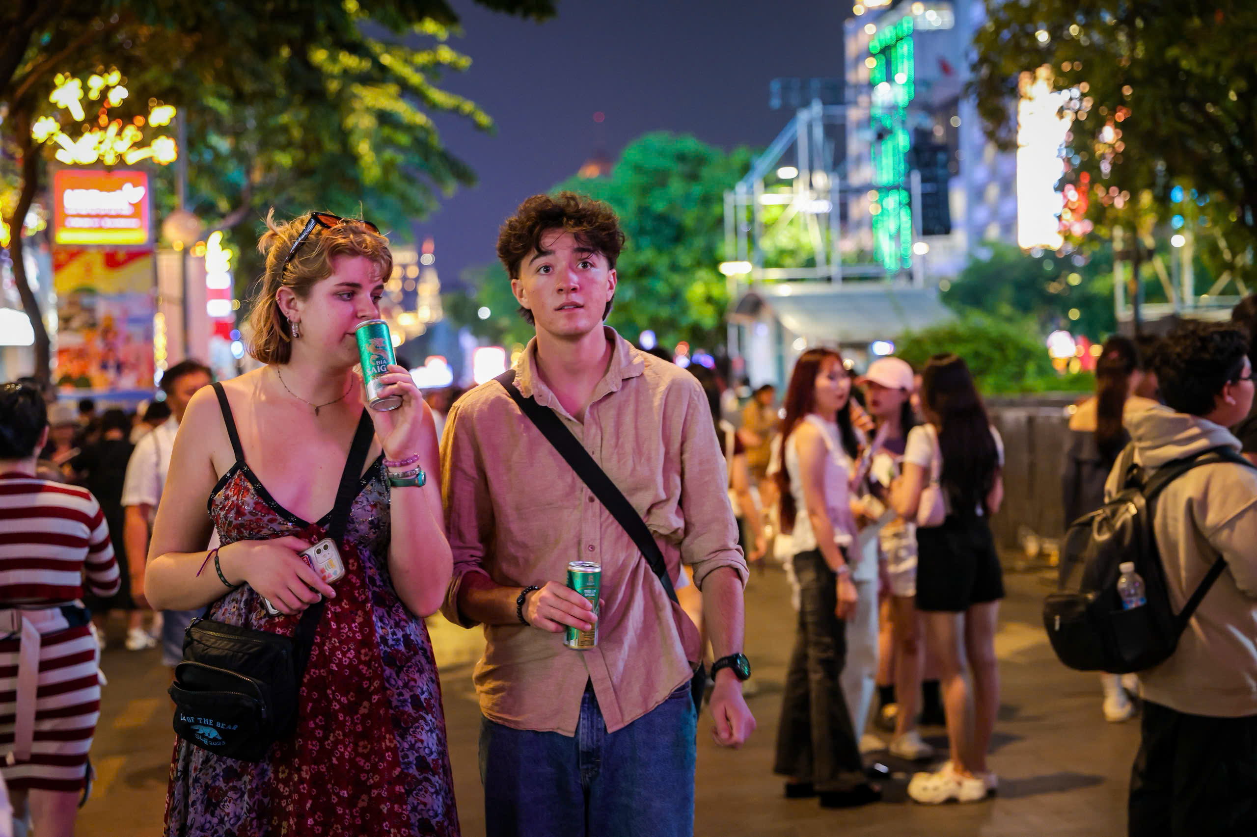 'Biển người' đang ở trung t&acirc;m TP.HCM chờ ngắm ph&aacute;o hoa giao thừa 2026 - Ảnh 13.