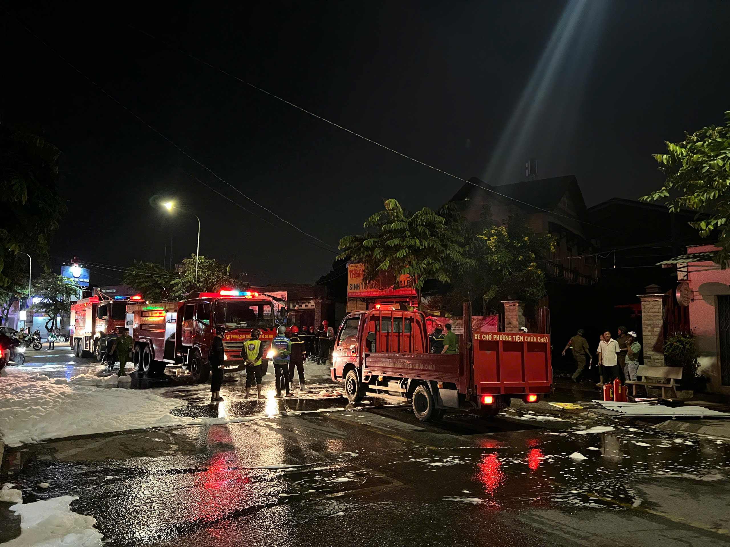 Vụ cháy ki ốt, 1 người tử vong ở TP.HCM: Thi thể trói bằng dây kẽm - Ảnh 2.