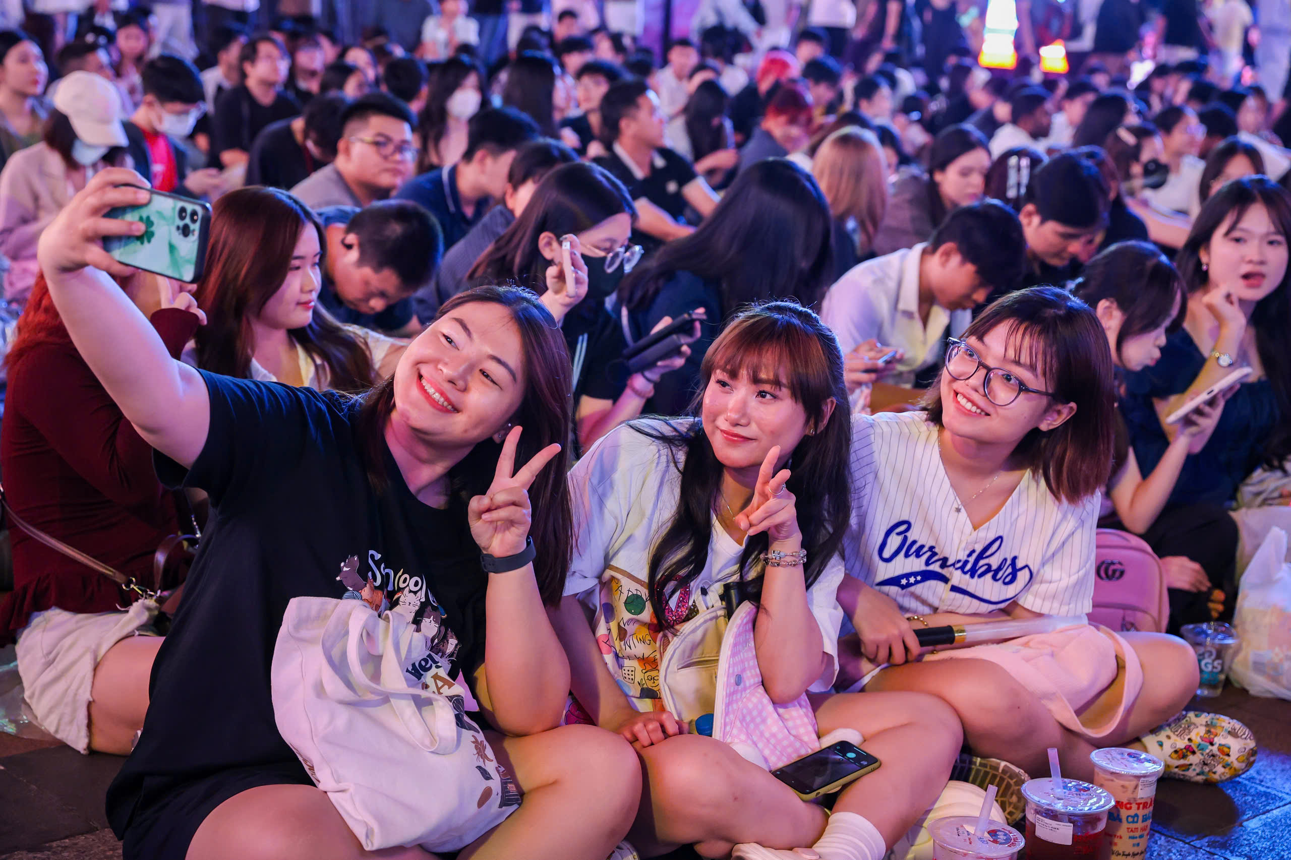 'Biển người' đang ở trung t&acirc;m TP.HCM chờ ngắm ph&aacute;o hoa giao thừa 2026 - Ảnh 12.