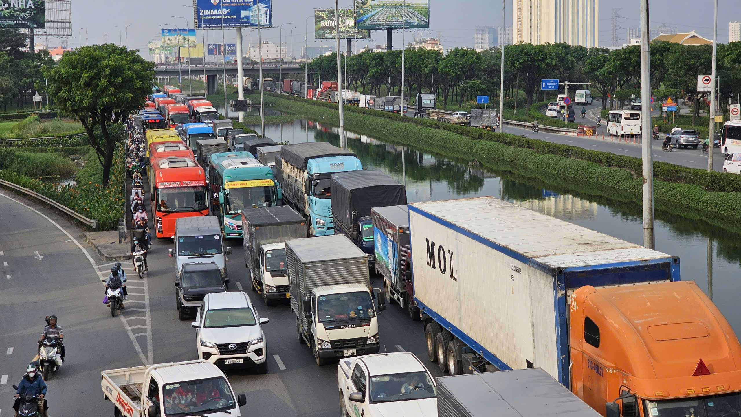 Cửa ngõ phía tây ùn ứ người dân trở về quê nghỉ Tết Dương lịch 2026 - Ảnh 3. Cửa ngõ phía tây ùn ứ người dân trở về quê nghỉ Tết Dương lịch 2026 - Ảnh 3.