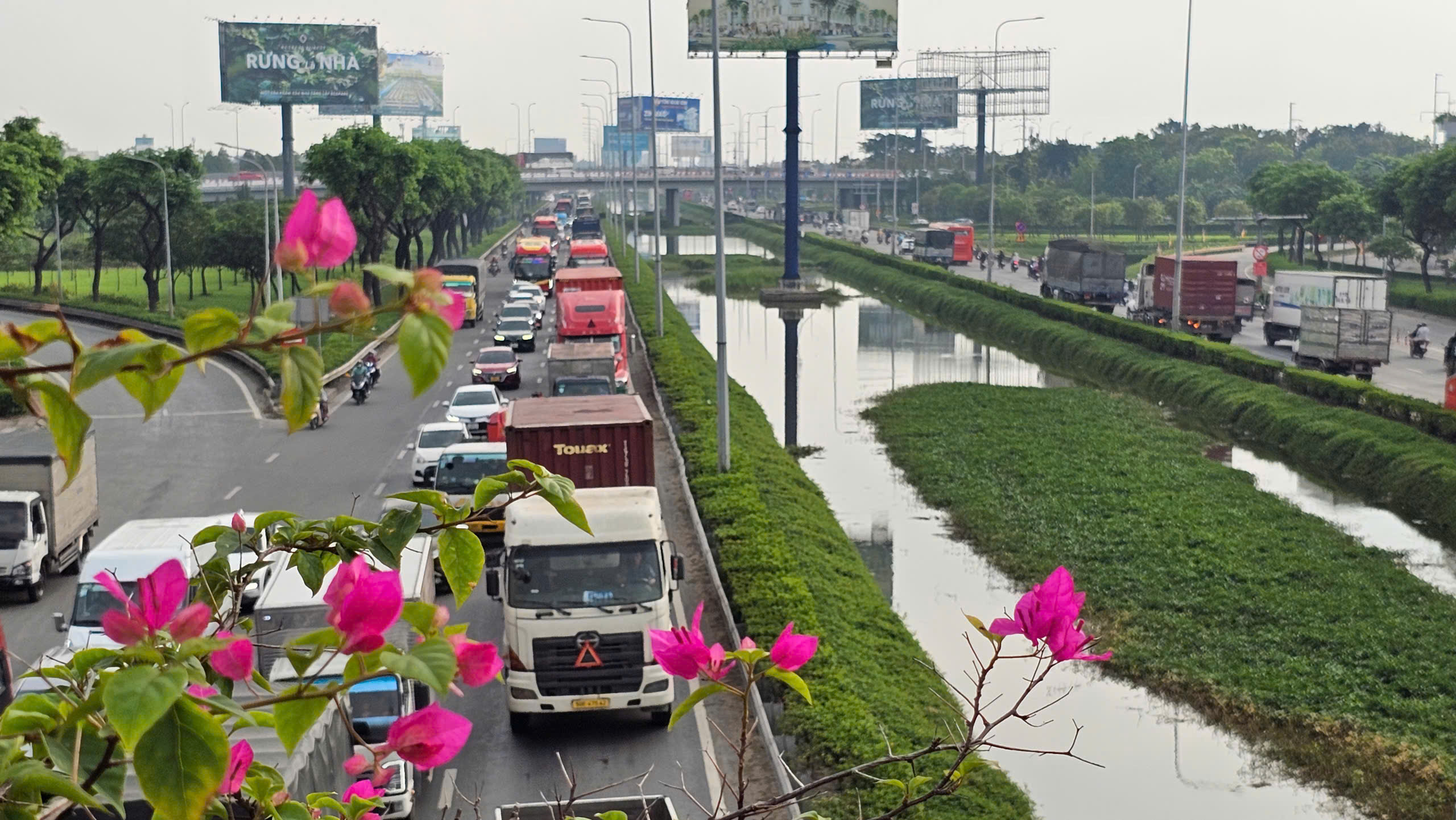 Cửa ngõ phía tây ùn ứ người dân trở về quê nghỉ Tết Dương lịch 2026 - Ảnh 2. Cửa ngõ phía tây ùn ứ người dân trở về quê nghỉ Tết Dương lịch 2026 - Ảnh 2.