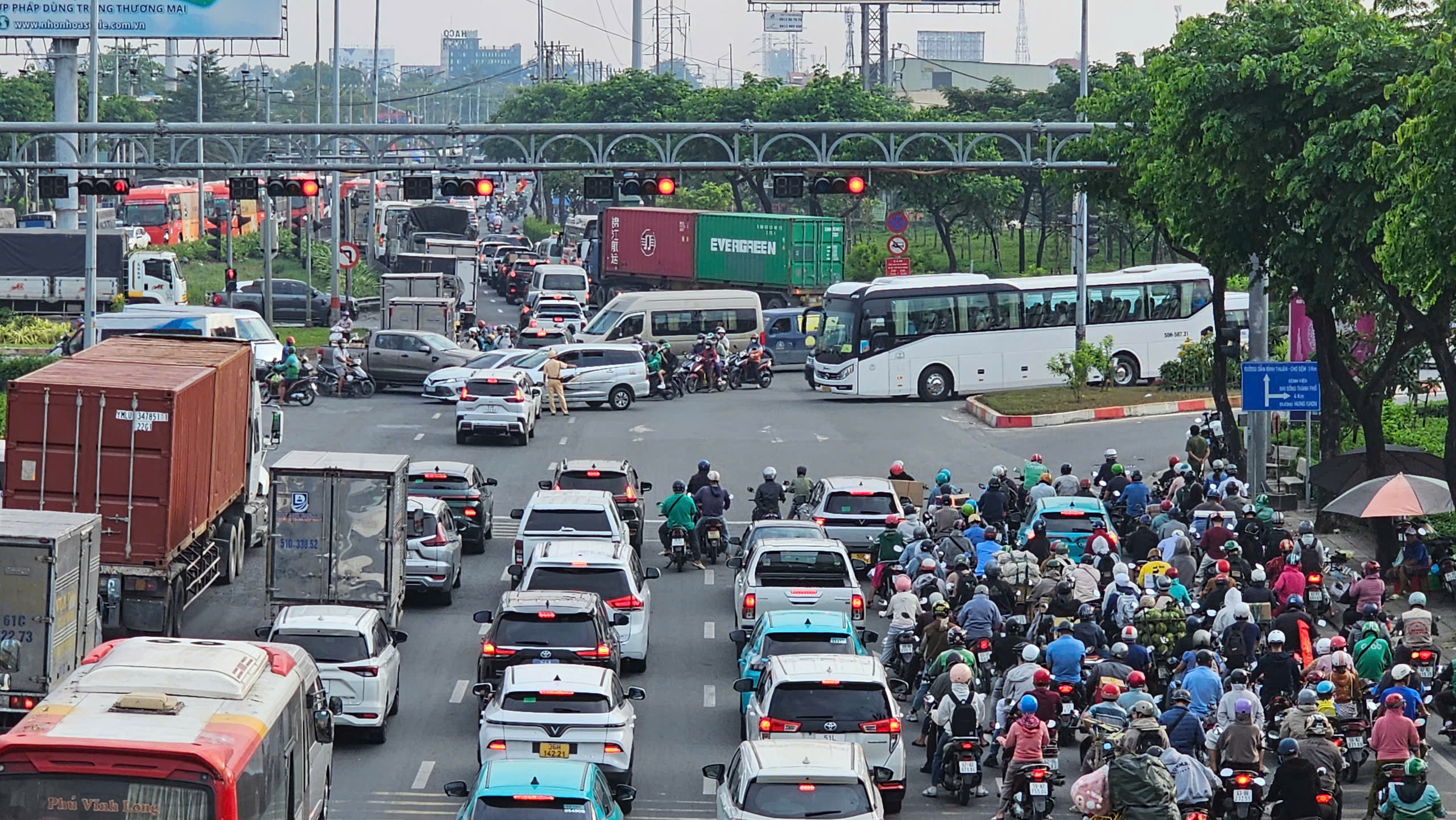 Cửa ngõ phía tây ùn ứ người dân trở về quê nghỉ Tết Dương lịch 2026 - Ảnh 4. Cửa ngõ phía tây ùn ứ người dân trở về quê nghỉ Tết Dương lịch 2026 - Ảnh 4.