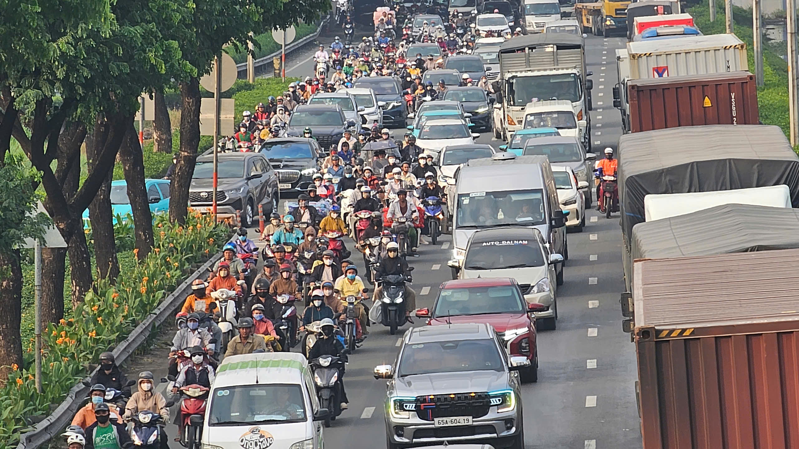 Cửa ngõ phía tây ùn ứ người dân trở về quê nghỉ Tết Dương lịch 2026 - Ảnh 1. Cửa ngõ phía tây ùn ứ người dân trở về quê nghỉ Tết Dương lịch 2026 - Ảnh 1.