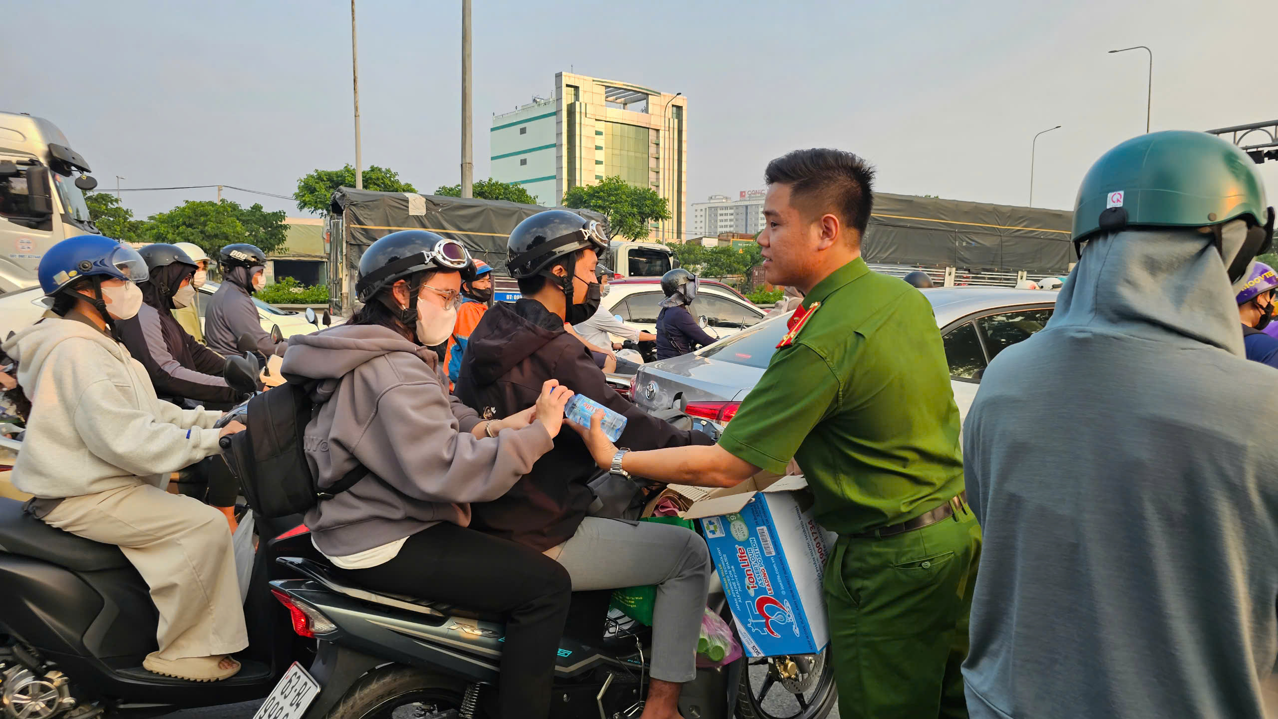 Cửa ngõ phía tây ùn ứ người dân trở về quê nghỉ Tết Dương lịch 2026 - Ảnh 5. Cửa ngõ phía tây ùn ứ người dân trở về quê nghỉ Tết Dương lịch 2026 - Ảnh 5.