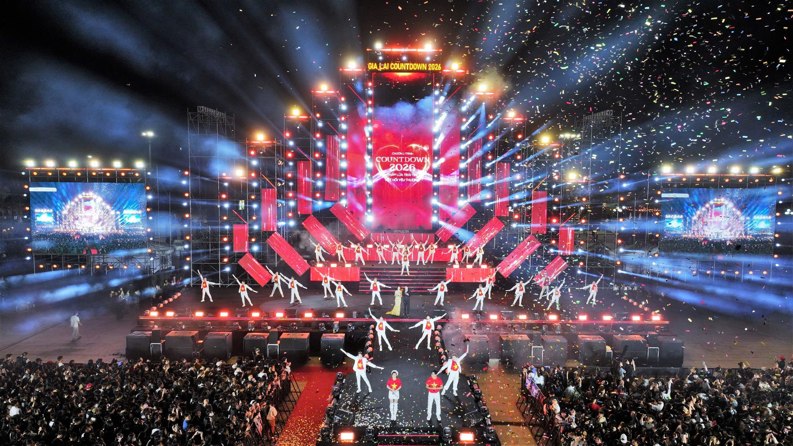 Quy Nhơn rộn ràng đêm countdown chào năm mới 2026- Ảnh 9. Quy Nhơn rộn ràng đêm countdown chào năm mới 2026- Ảnh 9.