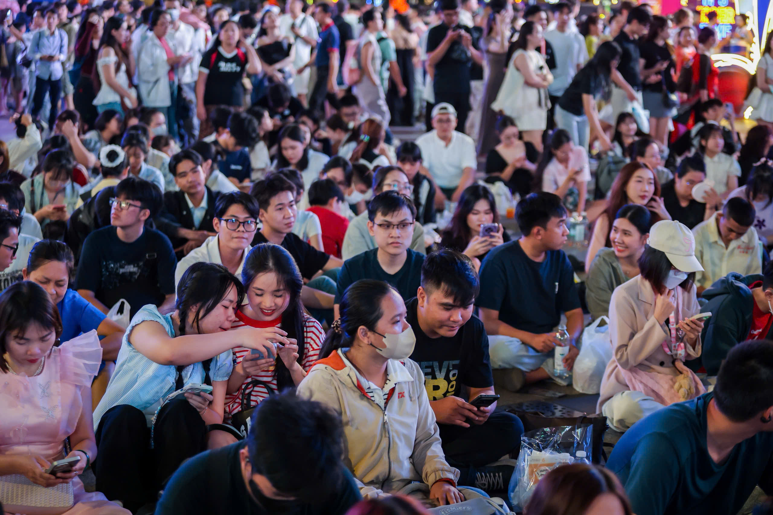 'Biển người' đang ở trung t&acirc;m TP.HCM chờ ngắm ph&aacute;o hoa giao thừa 2026 - Ảnh 2.