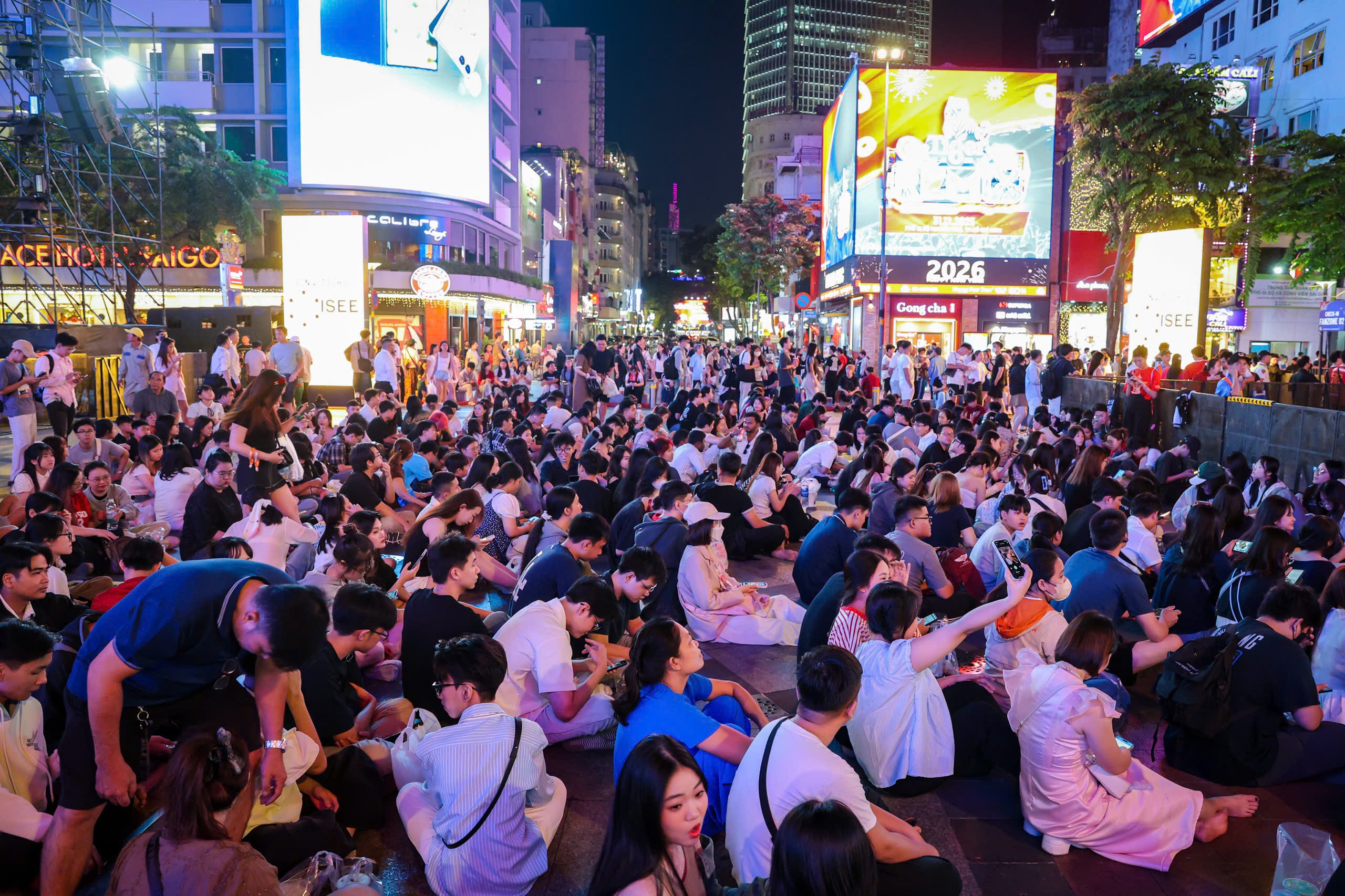 'Biển người' đang ở trung t&acirc;m TP.HCM chờ ngắm ph&aacute;o hoa giao thừa 2026 - Ảnh 9.