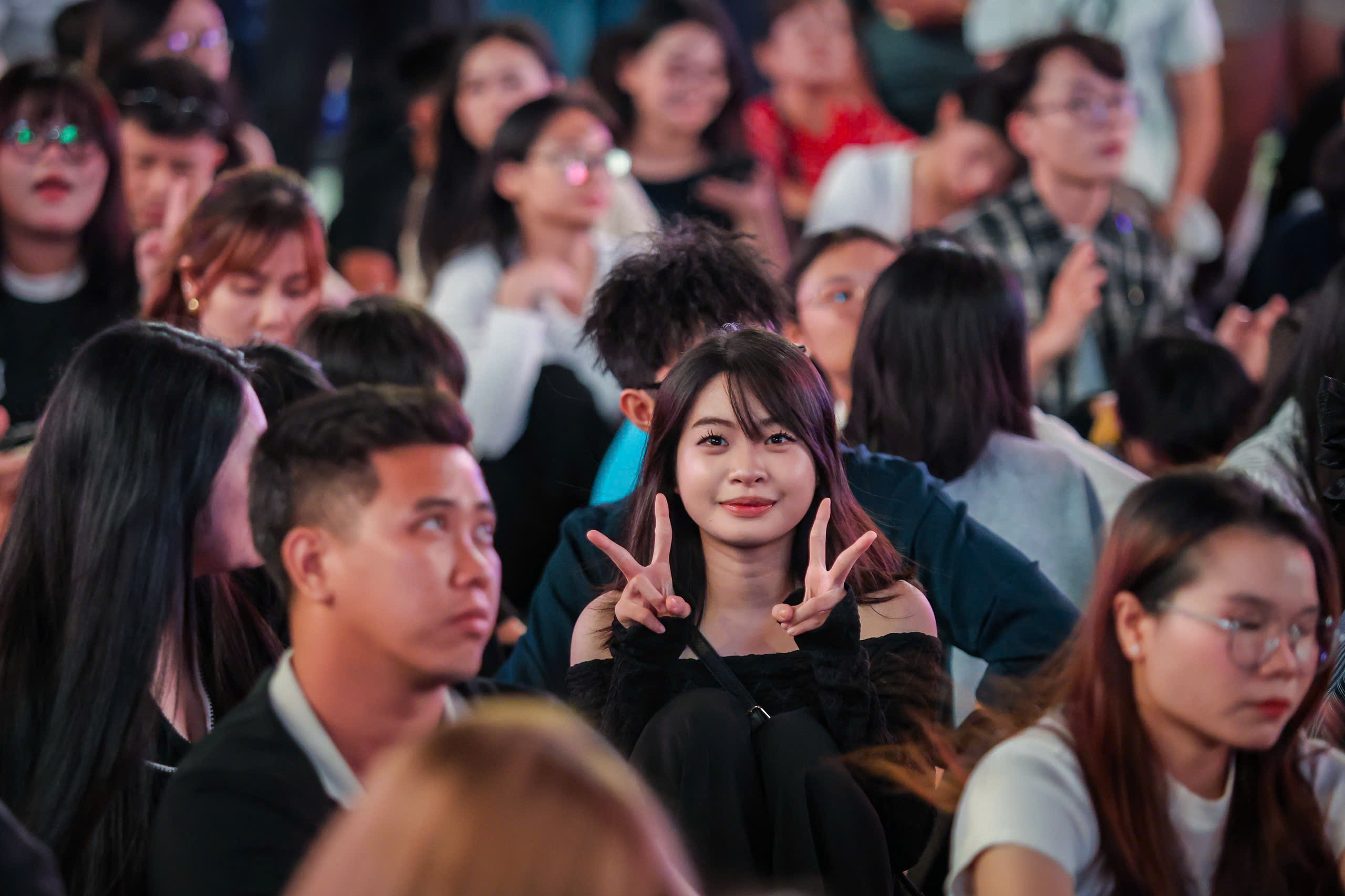 'Biển người' đang ở trung t&acirc;m TP.HCM chờ ngắm ph&aacute;o hoa giao thừa 2026 - Ảnh 15.