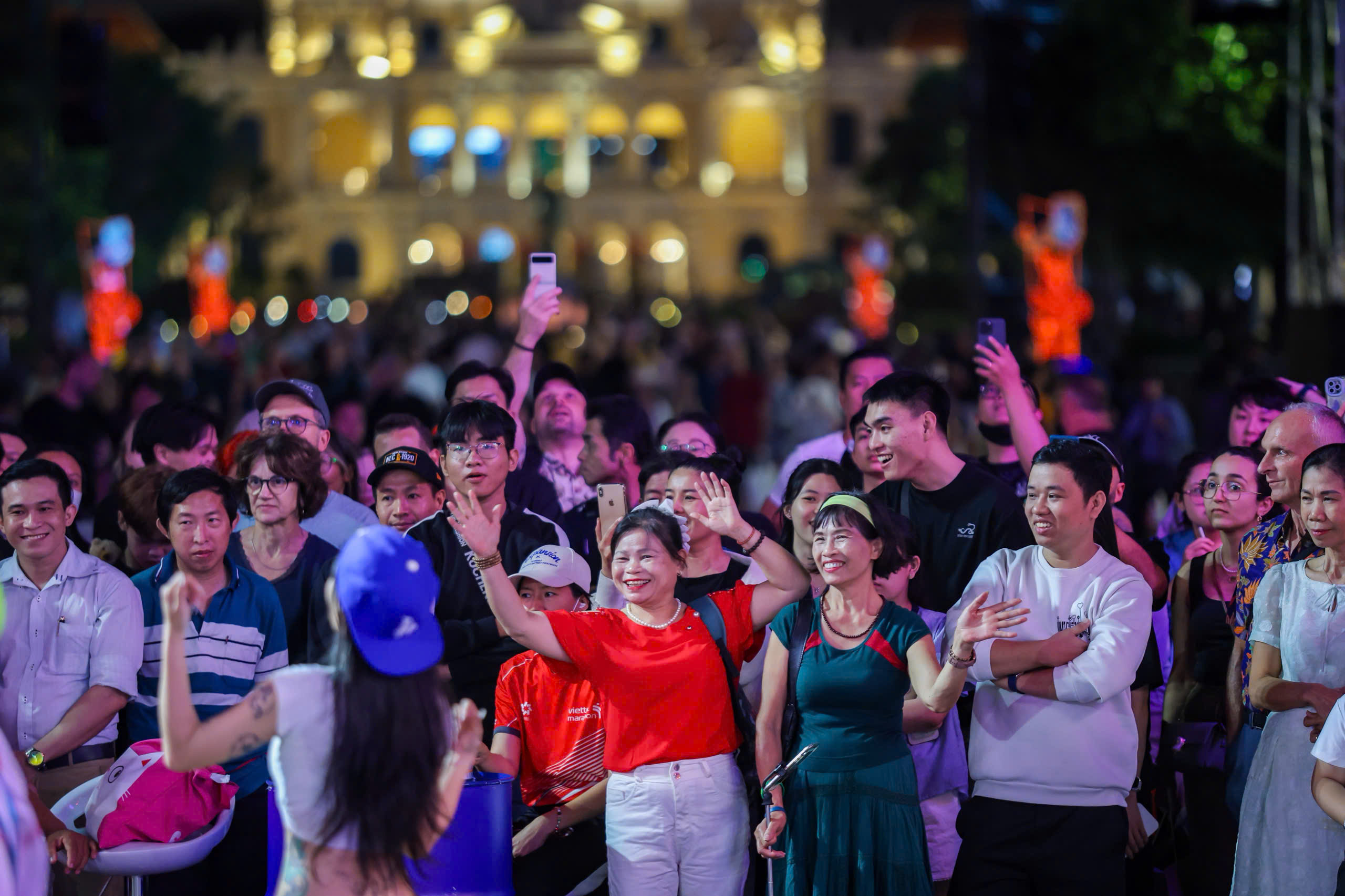 'Biển người' đang ở trung t&acirc;m TP.HCM chờ ngắm ph&aacute;o hoa giao thừa 2026 - Ảnh 11.