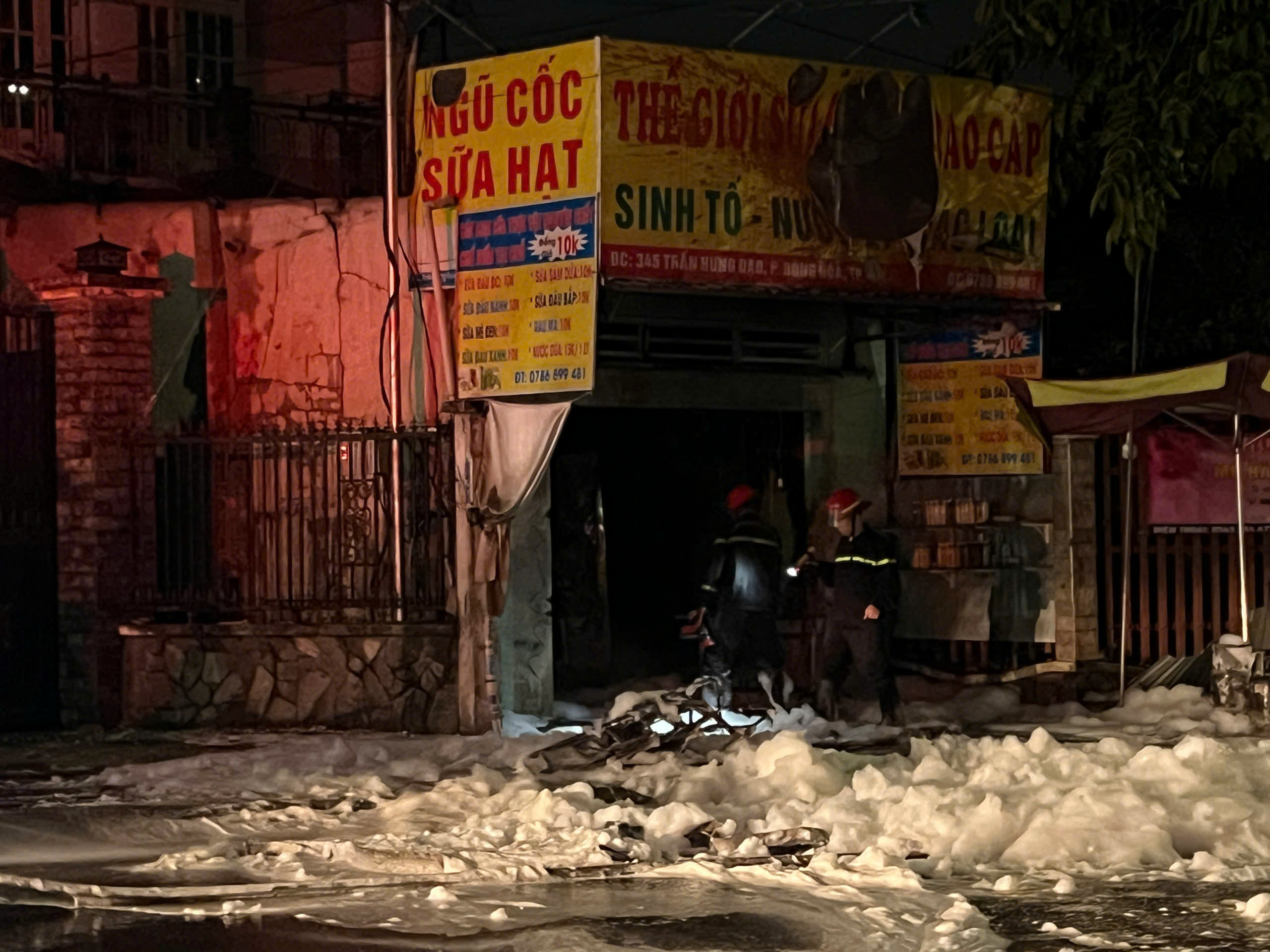 Vụ cháy ki ốt, 1 người tử vong ở TP.HCM: Thi thể trói bằng dây kẽm - Ảnh 1.