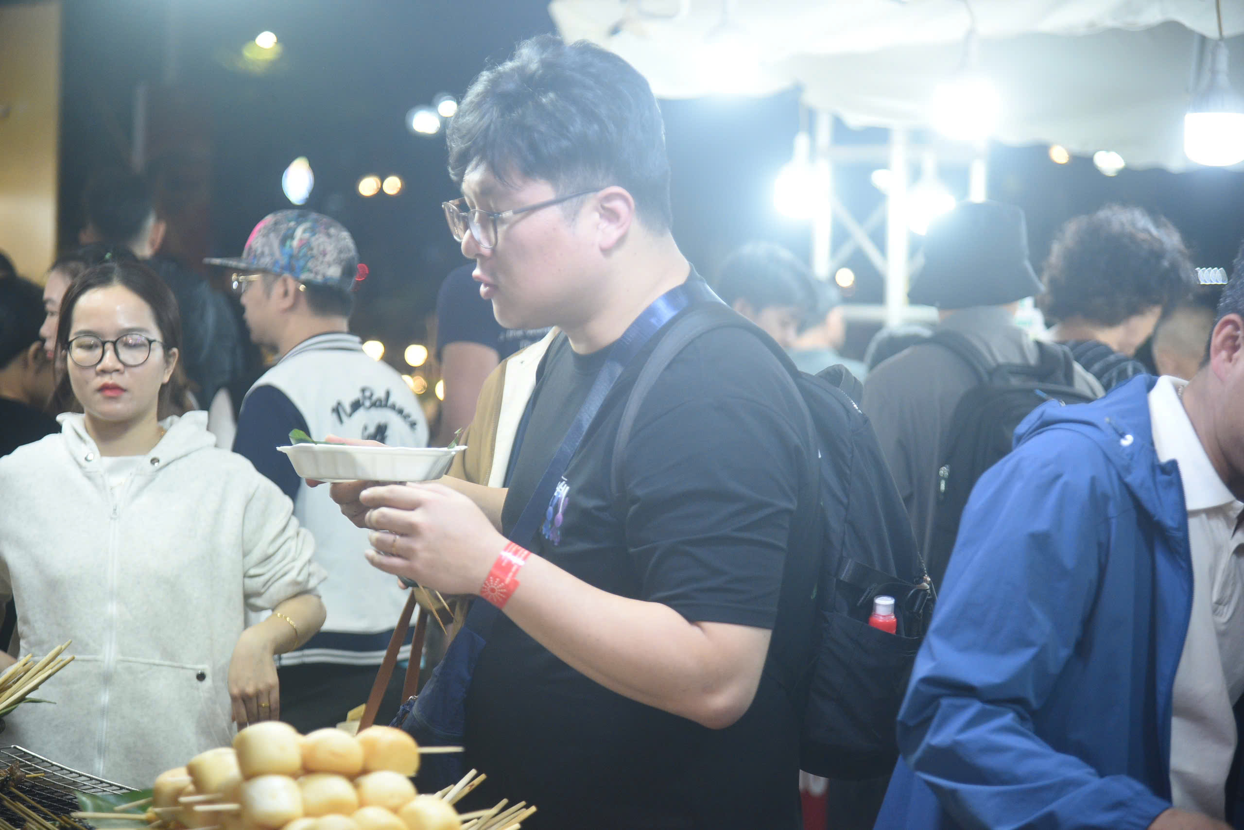 Giao thừa 2026: Đ&agrave; Nẵng đ&ocirc;ng nghẹt xe cộ, phố phường kh&ocirc;ng ngủ - Ảnh 7.