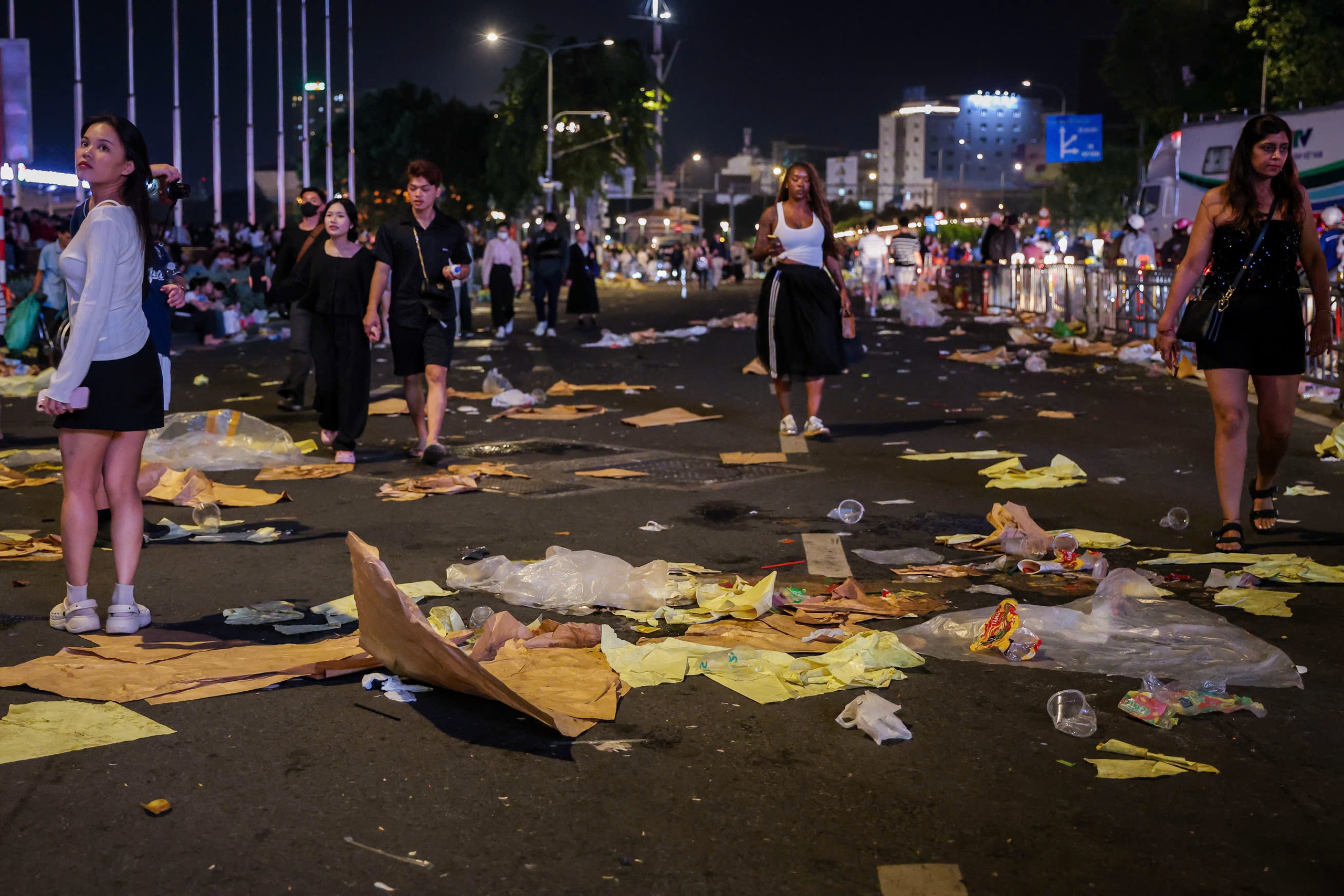 Trung tâm TP.HCM 'ngập' rác đêm giao thừa 2026: Điều bất ngờ sáng hôm sau - Ảnh 6.