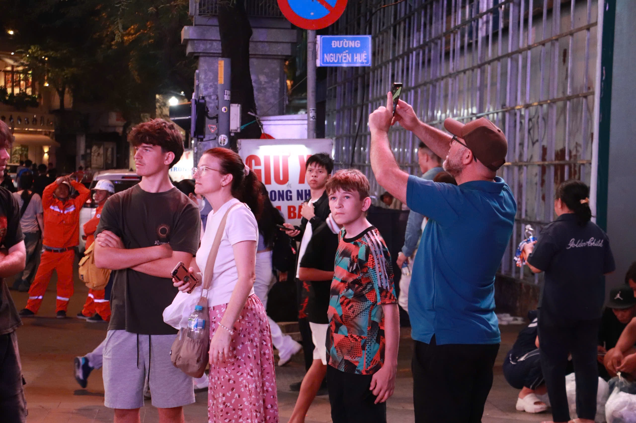 Kh&aacute;ch nước ng&ograve;ai đ&oacute;n giao thừa 2026 tại tp . Hcm: Kh&ocirc;ng kh&iacute; lễ hội s&ocirc;i động - Ảnh 5.