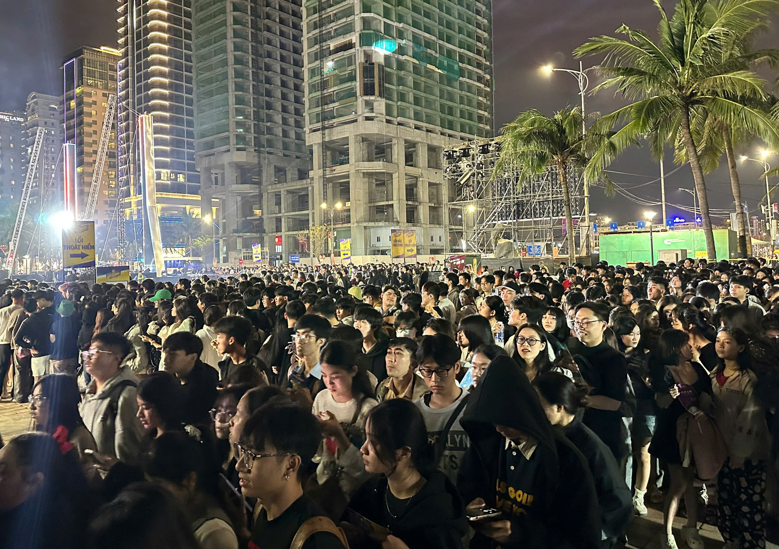 Giao thừa 2026: Đ&agrave; Nẵng đ&ocirc;ng nghẹt xe cộ, phố phường kh&ocirc;ng ngủ - Ảnh 13.