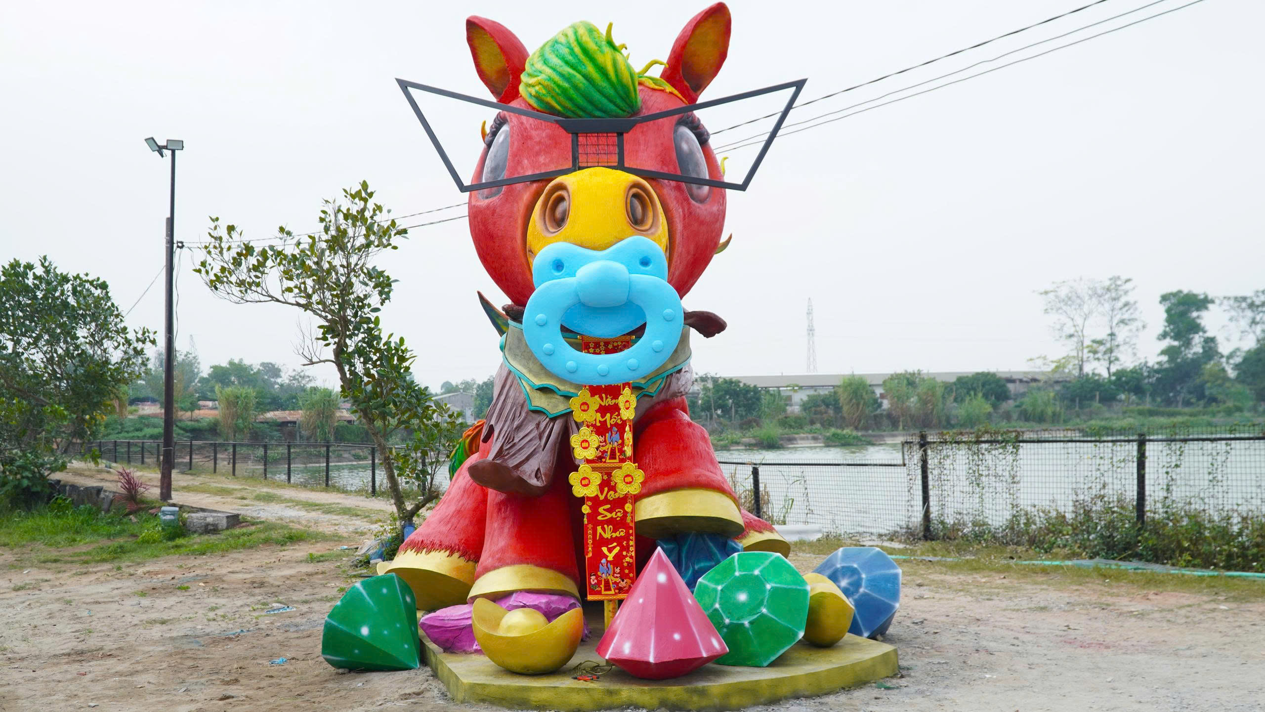 Linh vật 'Ngựa Vui Vẻ' bất ngờ g&acirc;y sốt trước giao thừa 2026: 'Qu&aacute; dễ thương!' - Ảnh 2.