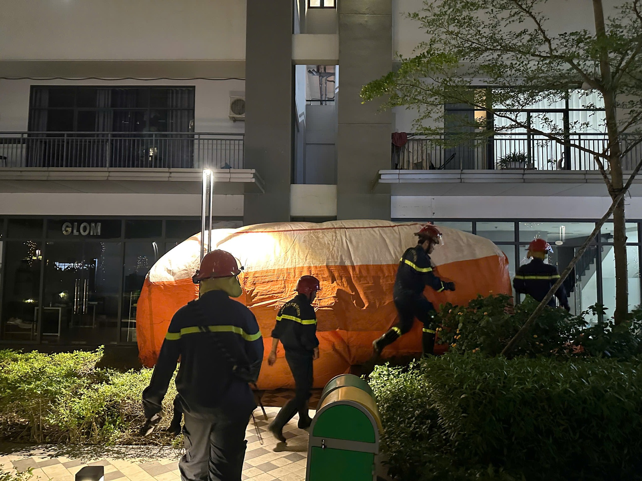 'Nghẹt thở' cảnh giải cứu nam thanh niên kẹt ở thanh đà thông tầng chung cư - Ảnh 2.