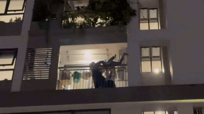 'Nghẹt thở' cảnh giải cứu nam thanh niên kẹt ở thanh đà thông tầng chung cư - Ảnh 1.