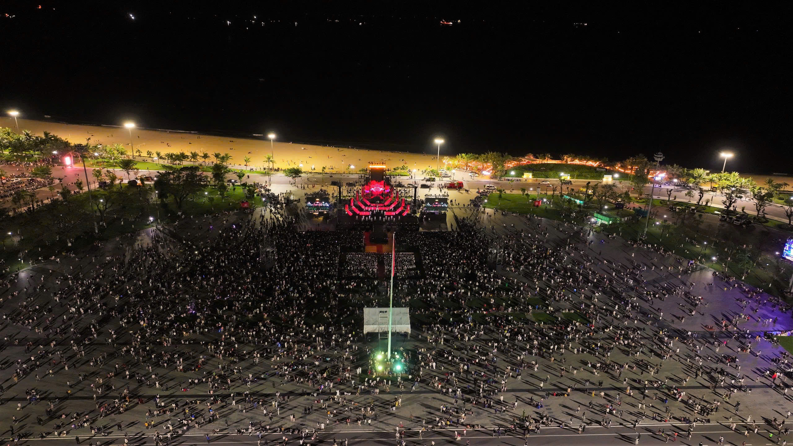 Quy Nhơn rộn ràng đêm countdown chào năm mới 2026- Ảnh 10. Quy Nhơn rộn ràng đêm countdown chào năm mới 2026- Ảnh 10.