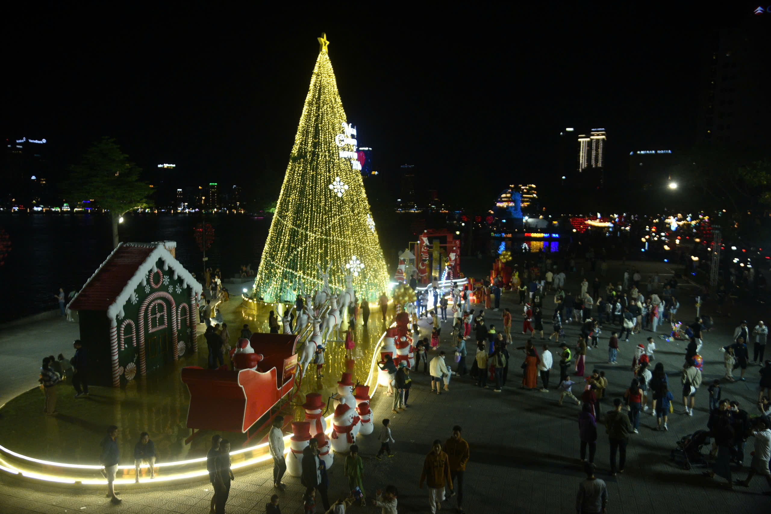 Giao thừa 2026: Đ&agrave; Nẵng đ&ocirc;ng nghẹt xe cộ, phố phường kh&ocirc;ng ngủ - Ảnh 4.