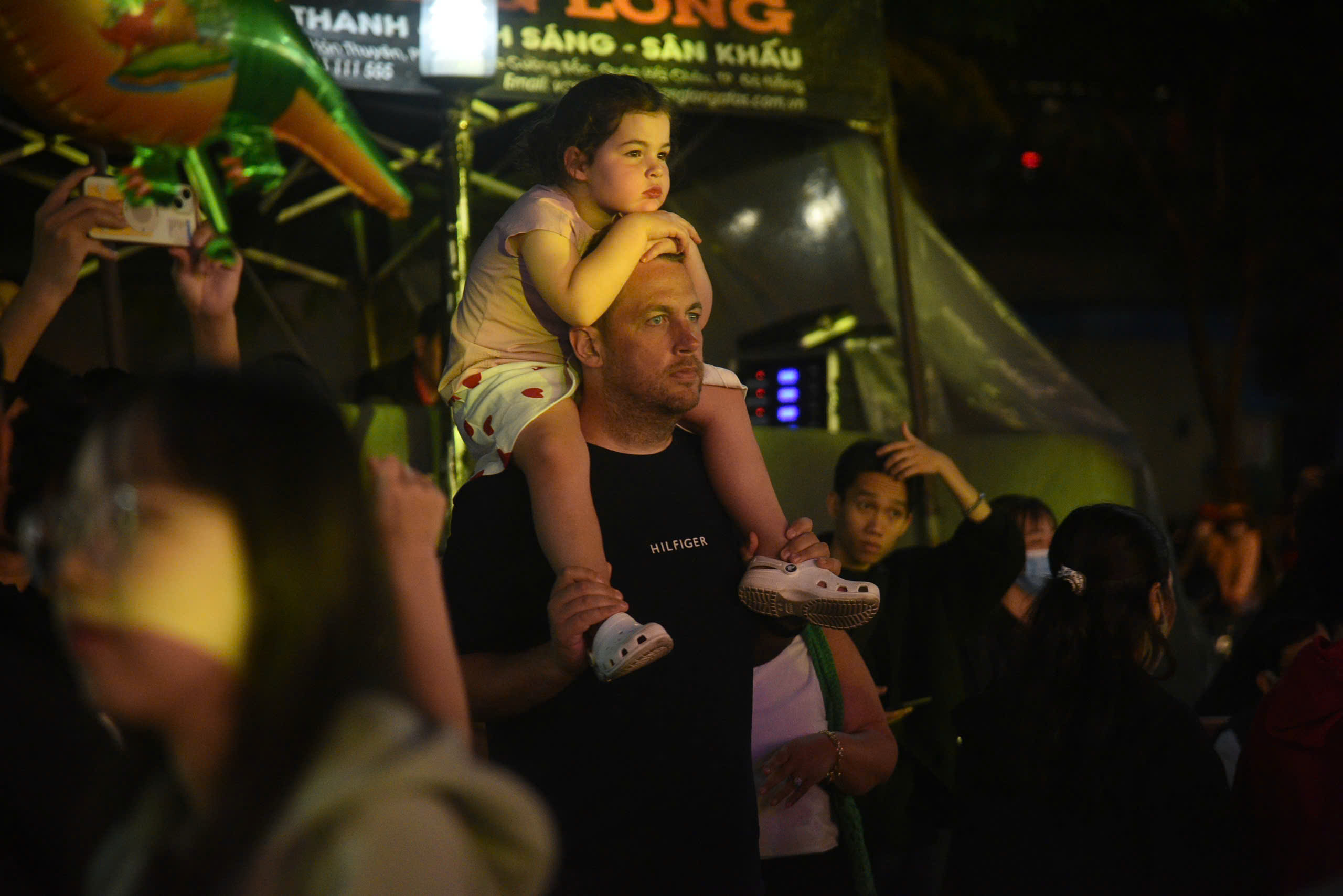 Giao thừa 2026: Đ&agrave; Nẵng đ&ocirc;ng nghẹt xe cộ, phố phường kh&ocirc;ng ngủ - Ảnh 14.