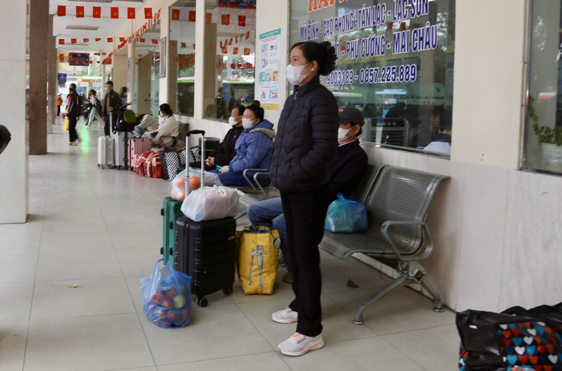 Người đổ về quê nghỉ tết Dương lịch 2026, cửa ngõ Hà Nội ùn tắc- Ảnh 17.