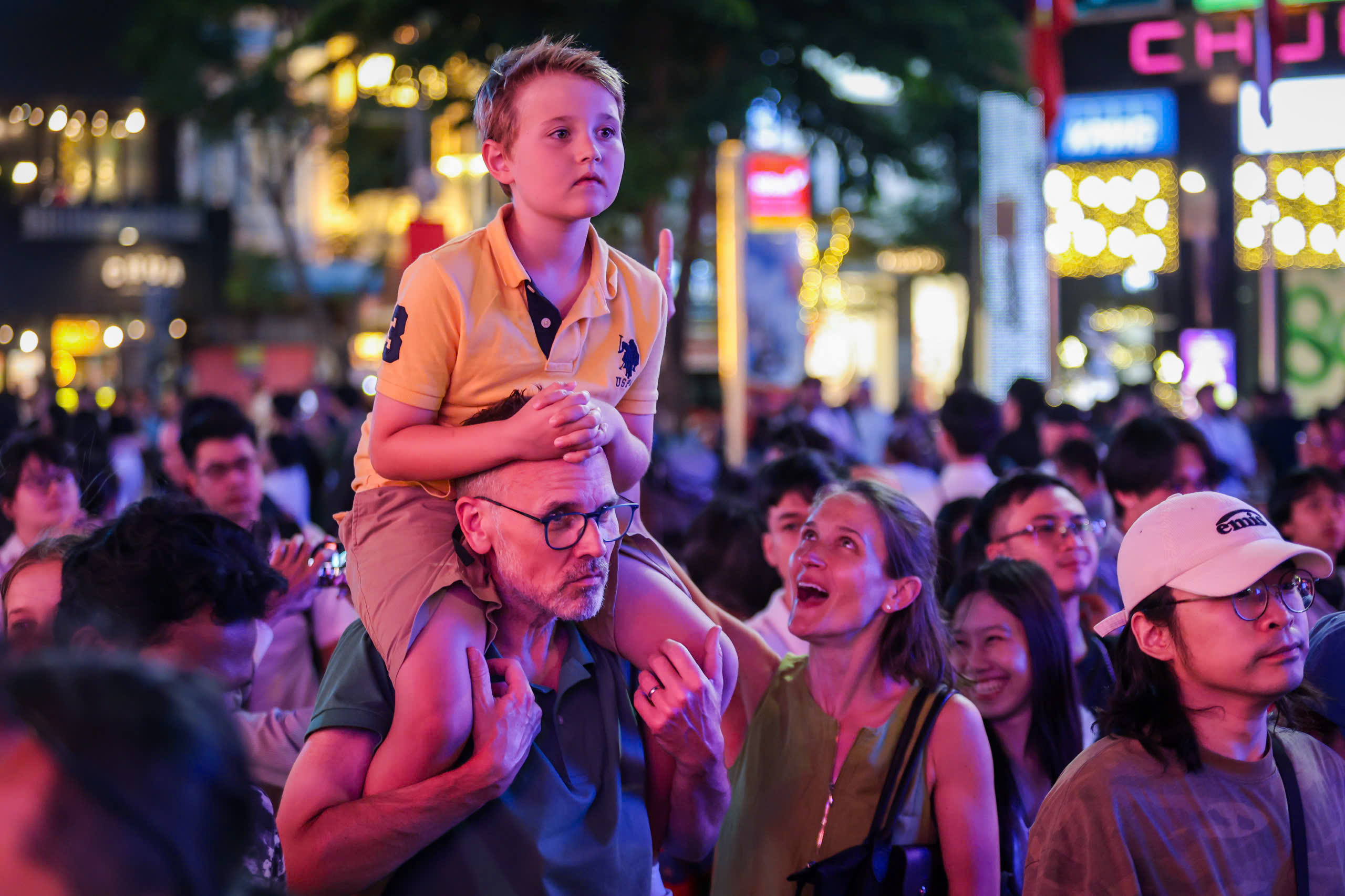 'Biển người' đang ở trung t&acirc;m TP.HCM chờ ngắm ph&aacute;o hoa giao thừa 2026 - Ảnh 14.