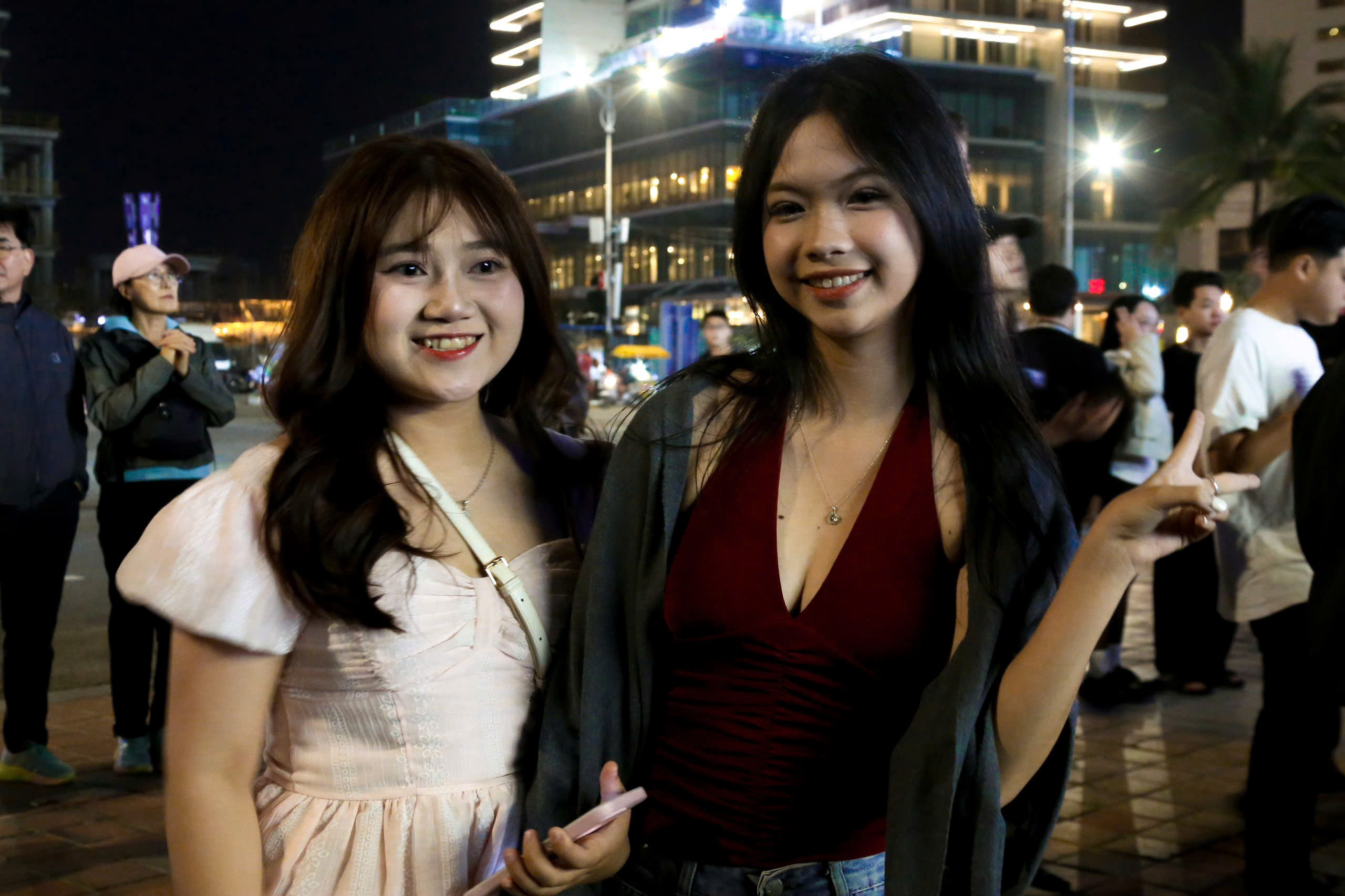 Giao thừa 2026: Đ&agrave; Nẵng đ&ocirc;ng nghẹt xe cộ, phố phường kh&ocirc;ng ngủ - Ảnh 8.