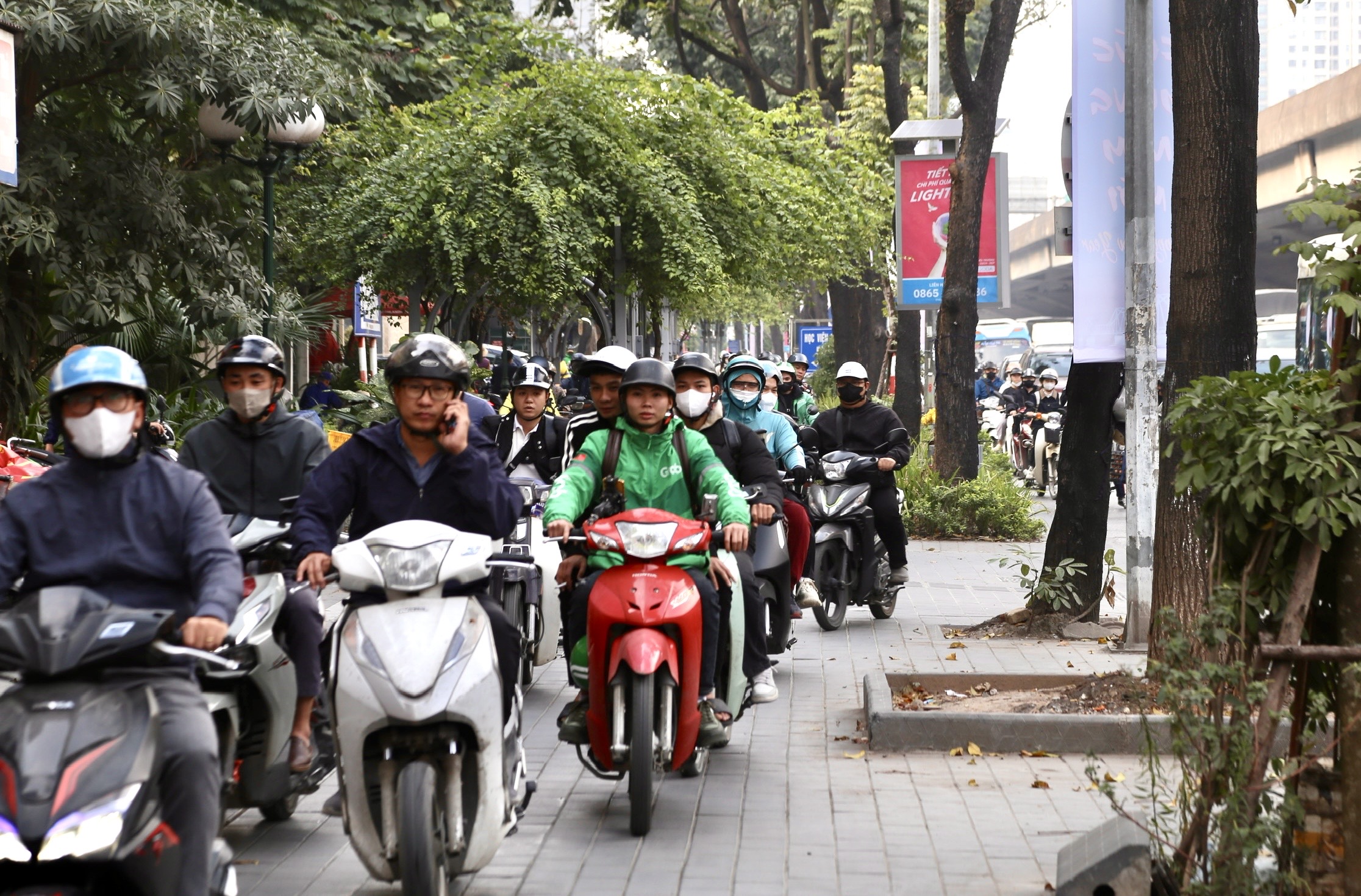 Người đổ về qu&ecirc; nghỉ tết Dương lịch 2026, cửa ng&otilde; H&agrave; Nội &ugrave;n tắc- Ảnh 3.