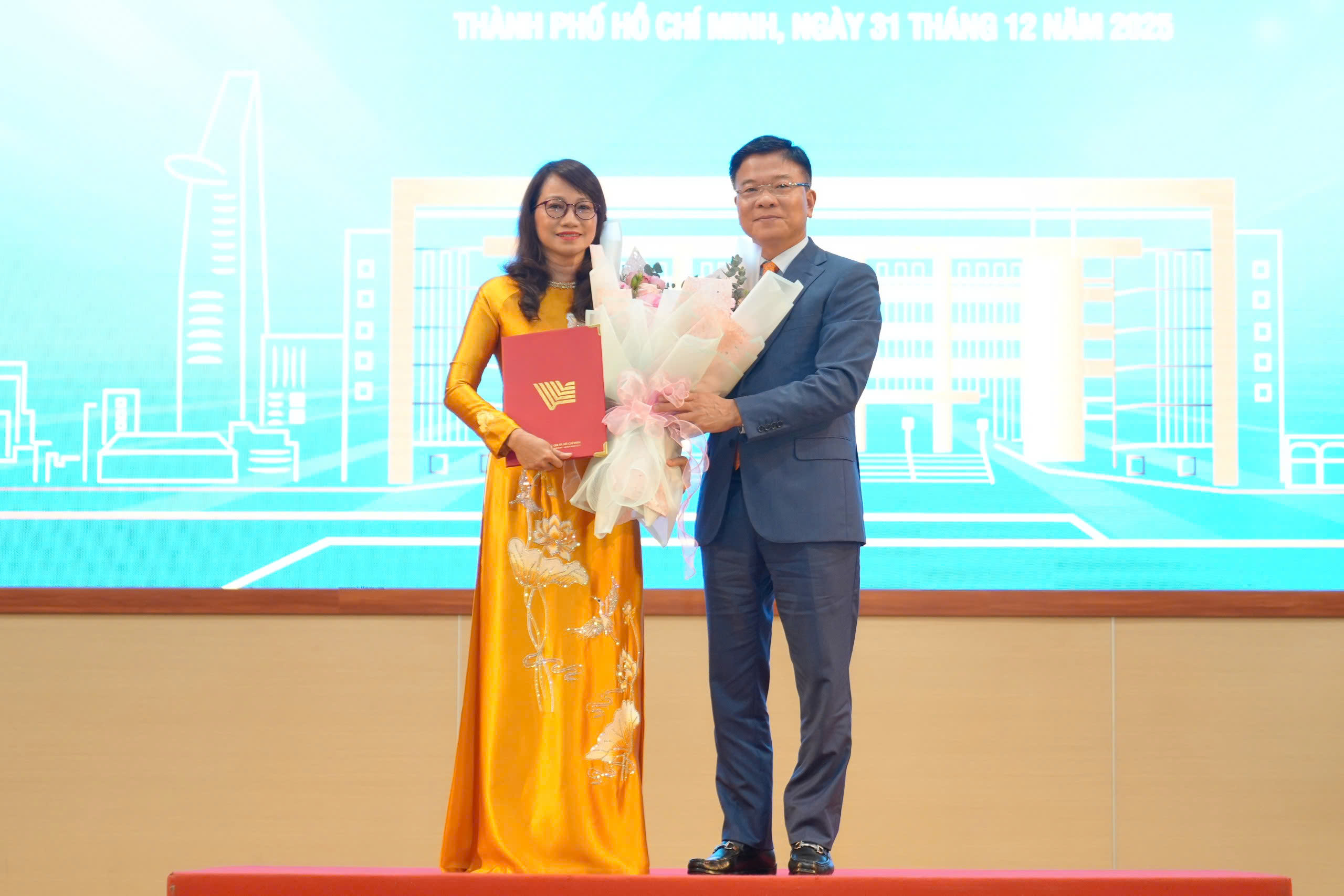 Nhận quyết định bổ nhiệm, nữ gi&aacute;m đốc đầu ti&ecirc;n ĐH Quốc gia TP.HCM chia sẻ g&igrave;? - Ảnh 1.