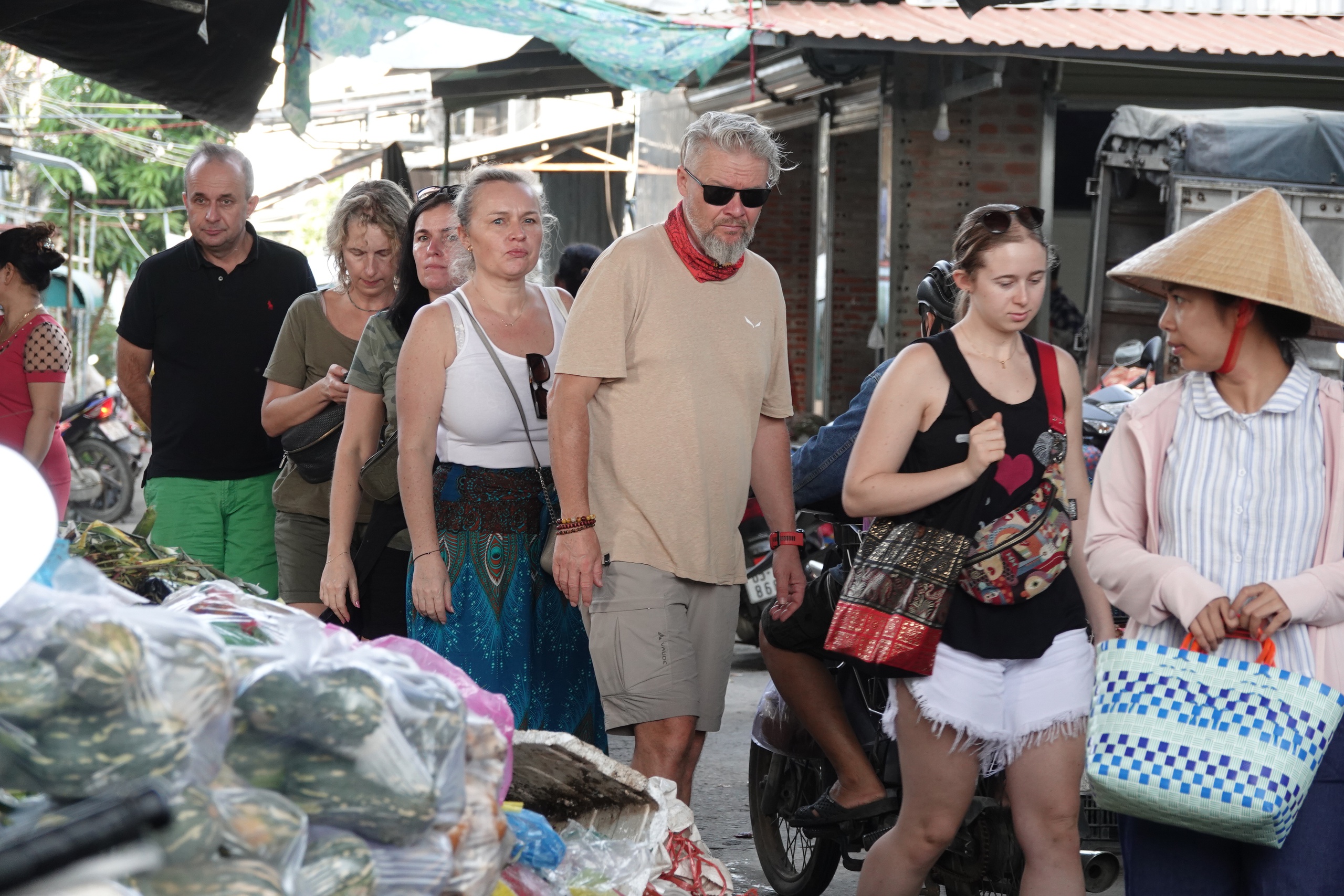 Cần Thơ: Nhộn nhịp phi&ecirc;n chợ truyền thống ng&agrave;y cuối năm - Ảnh 2.