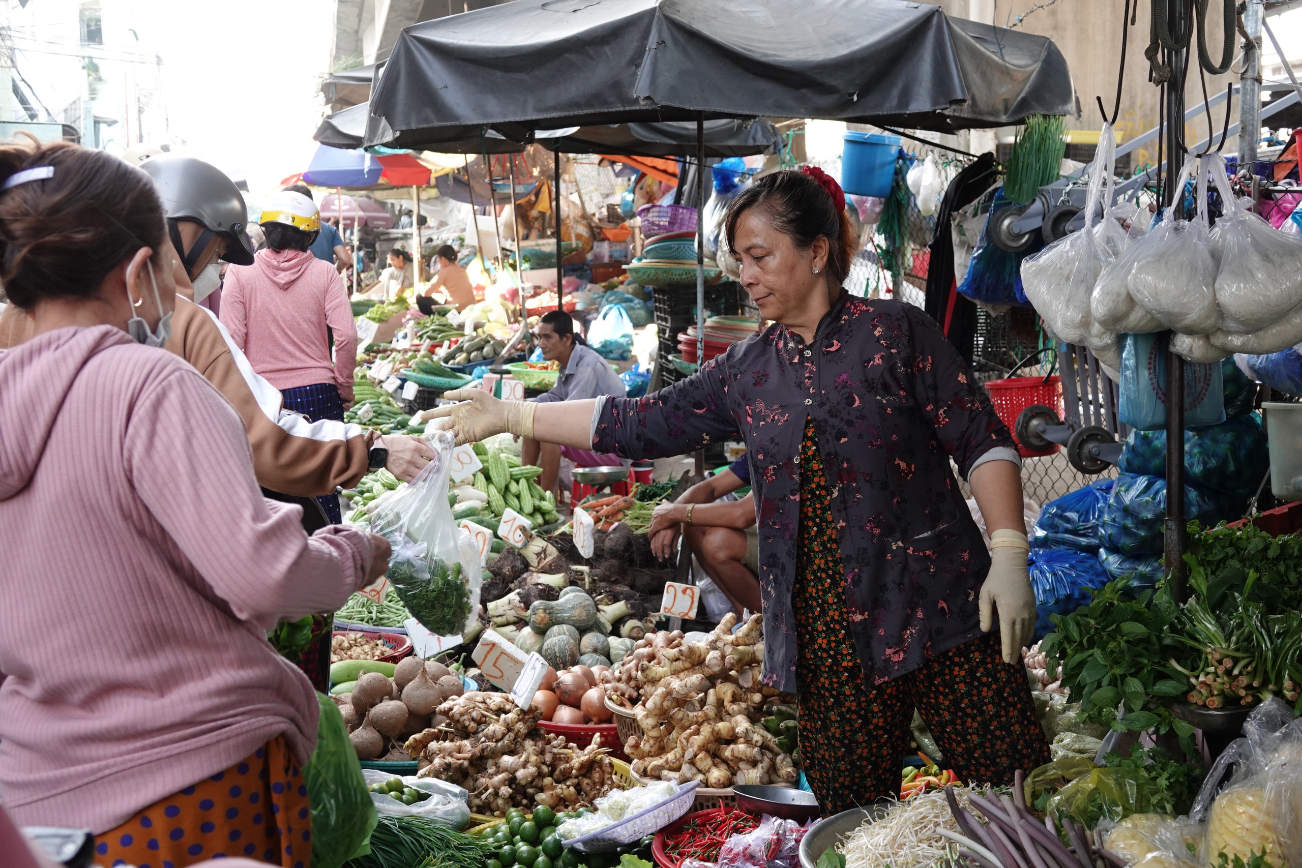 Cần Thơ: Nhộn nhịp phi&ecirc;n chợ truyền thống ng&agrave;y cuối năm - Ảnh 1.