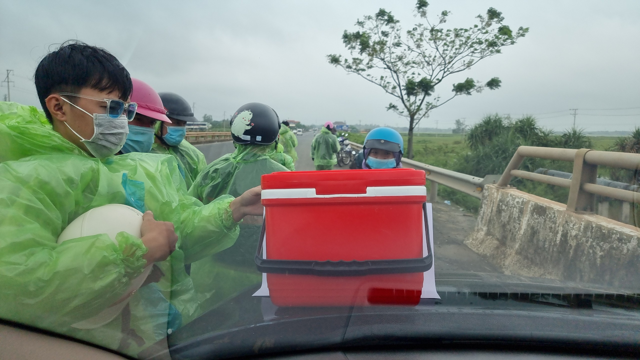 H&agrave;nh động triệu like giữa m&ugrave;a dịch: Nh&agrave; b&aacute;o v&agrave; những c&acirc;u chuyện cảm động - Ảnh 4.