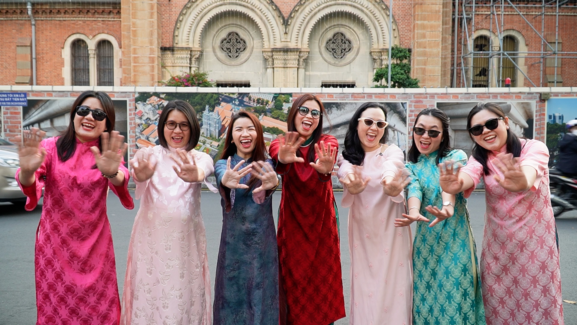 Kh&aacute;ch T&acirc;y ra đường sớm chờ đ&oacute;n năm mới 2026 ở TP.HCM: 'Ở đ&acirc;y thật dễ thương' - Ảnh 2.