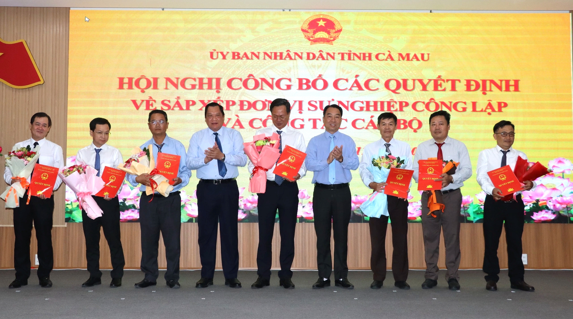 Cà Mau công bố 21 giám đốc, phó giám đốc ban quản lý dự án hợp nhất - Ảnh 2.