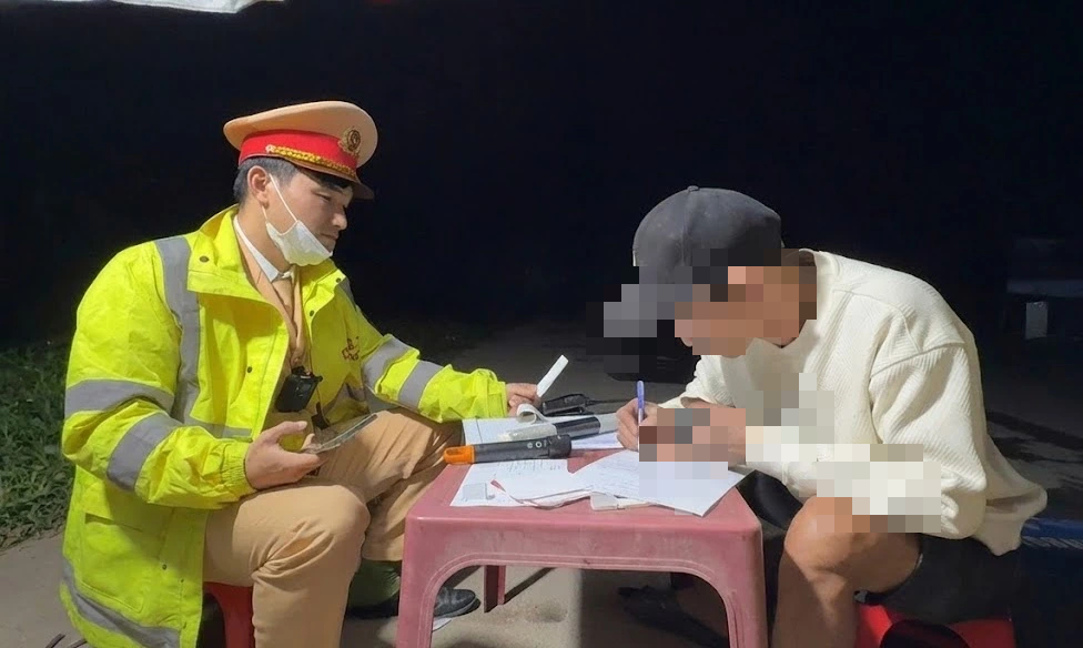 CSGT TP.Huế phát hiện tài xế xe đầu kéo dương tính ma túy- Ảnh 1.