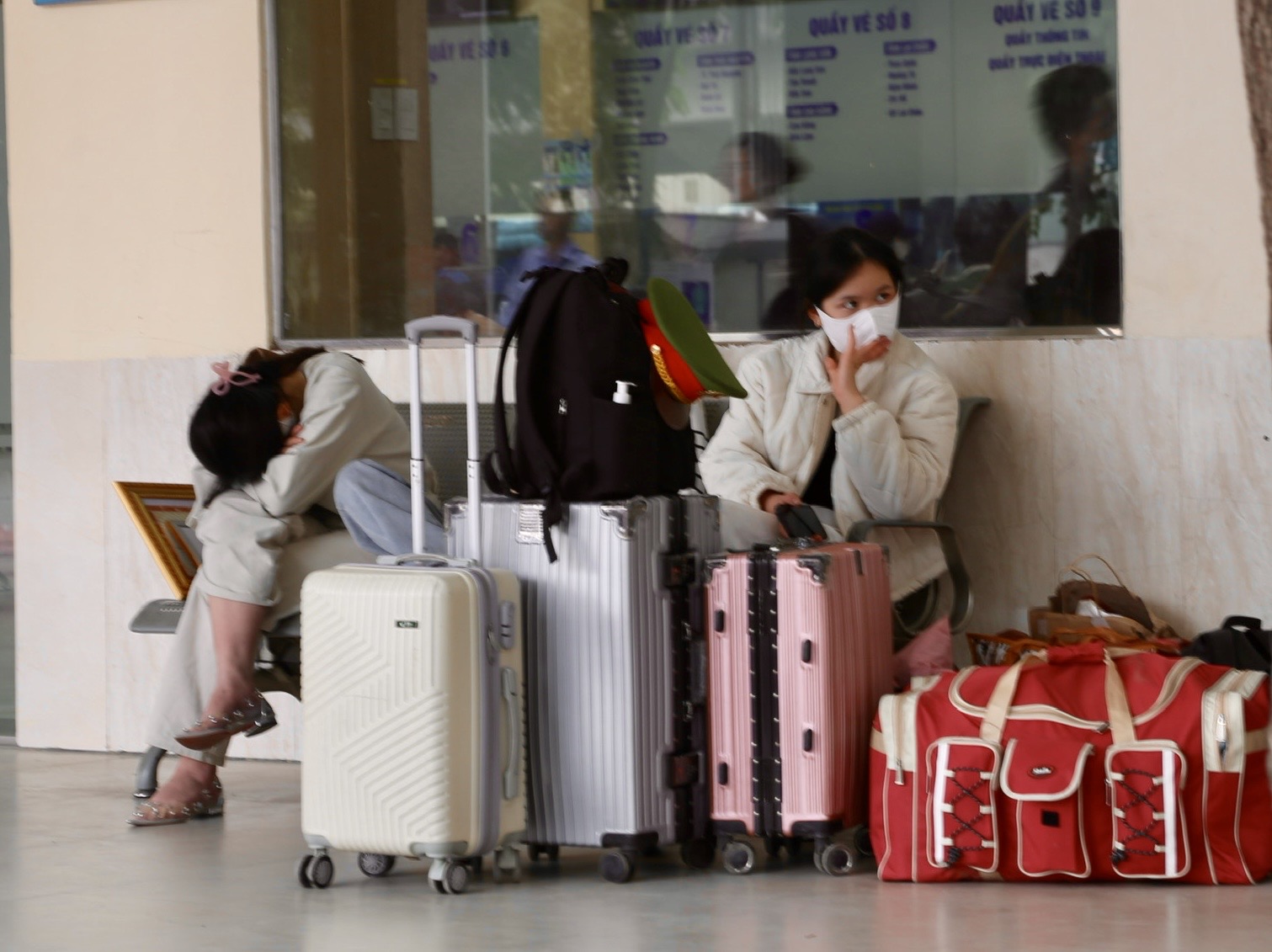 Người đổ về quê nghỉ tết Dương lịch 2026, cửa ngõ Hà Nội ùn tắc- Ảnh 19.