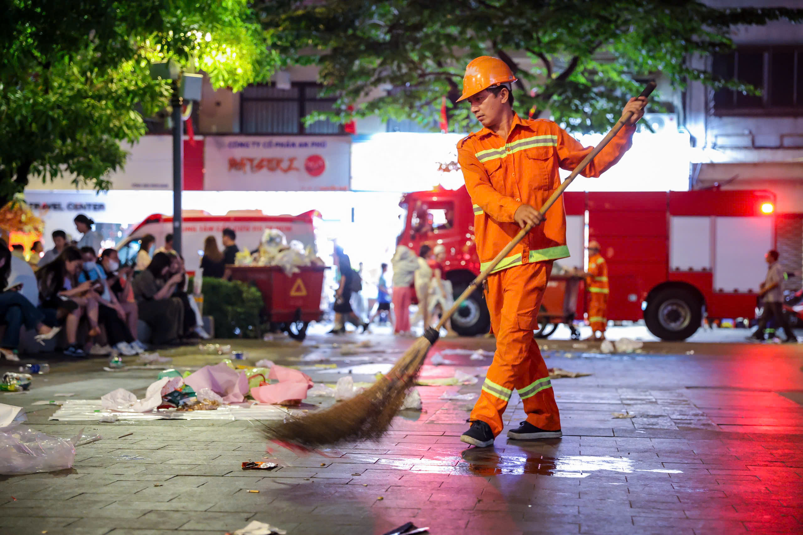 Trung tâm TP.HCM 'ngập' rác đêm giao thừa 2026: Điều bất ngờ sáng hôm sau - Ảnh 7.