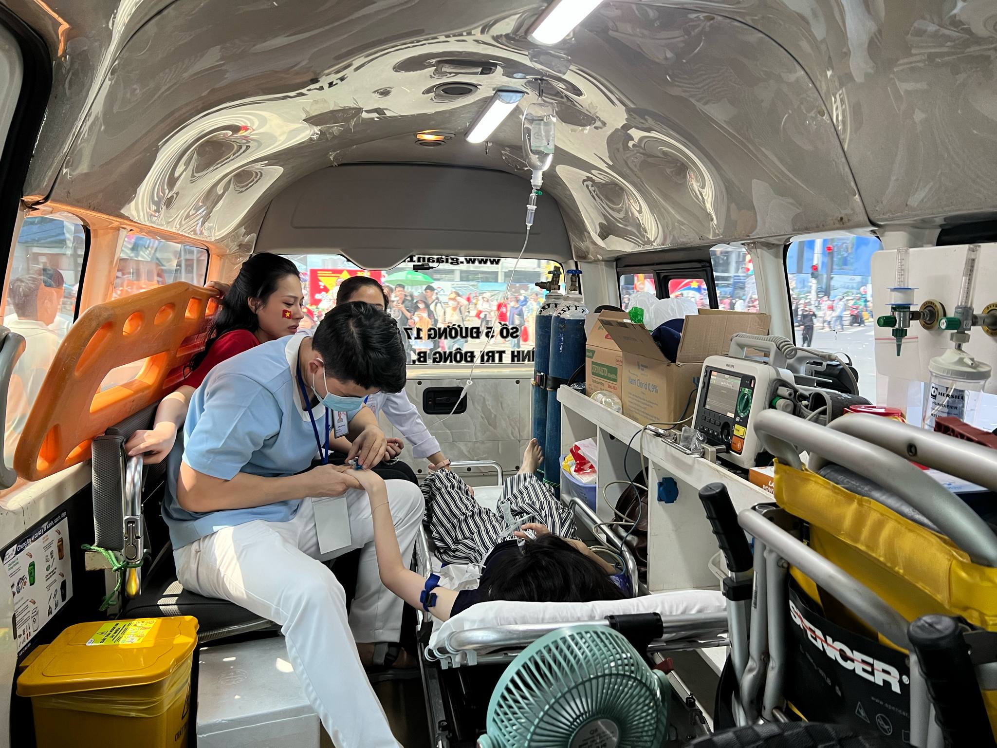 TP.HCM: Tối 31.12 đi xem bắn pháo hoa, tình huống khẩn cấp nào gọi cấp cứu 115? - Ảnh 1.