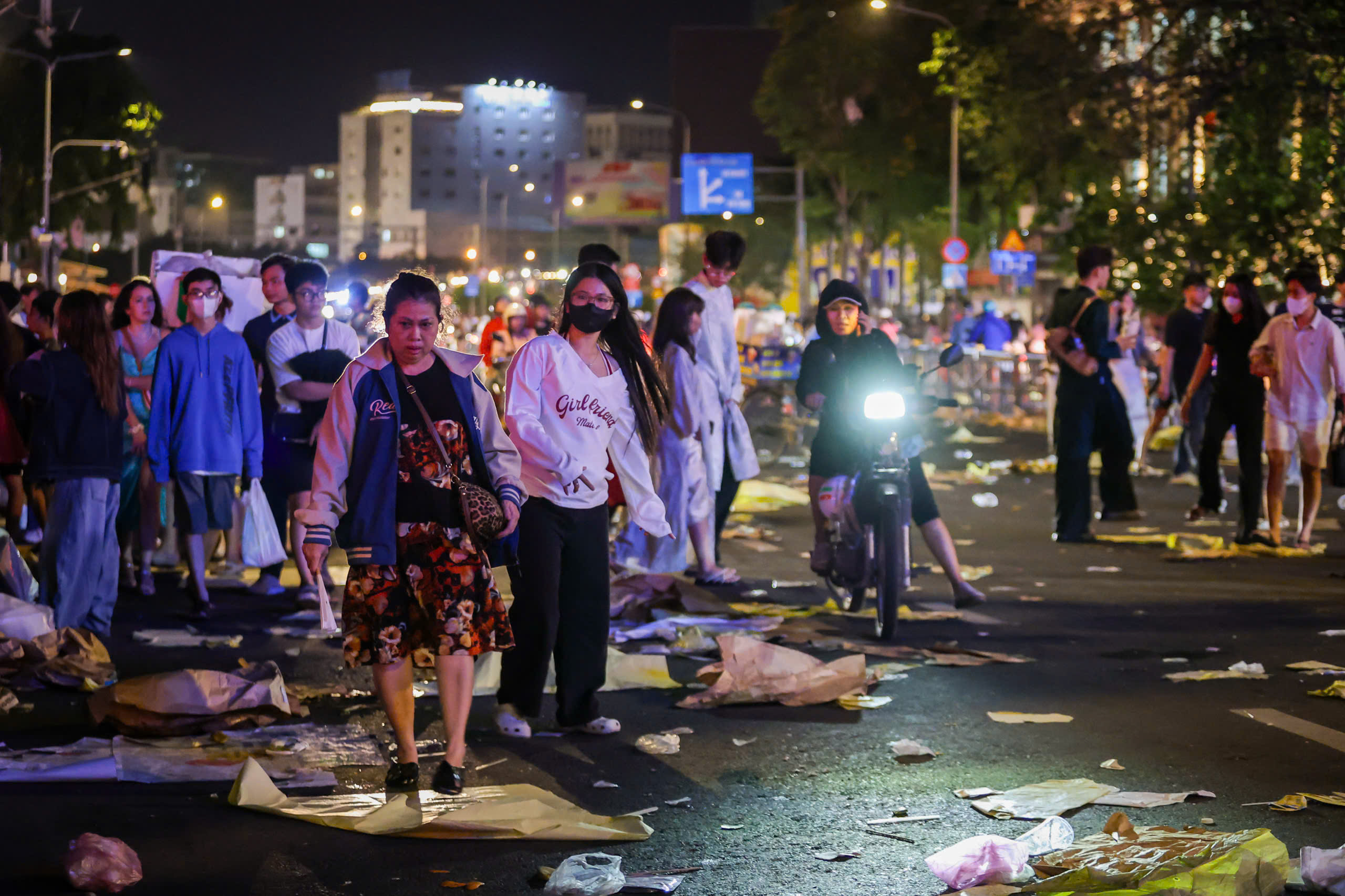 Trung tâm TP.HCM 'ngập' rác đêm giao thừa 2026: Điều bất ngờ sáng hôm sau - Ảnh 5.