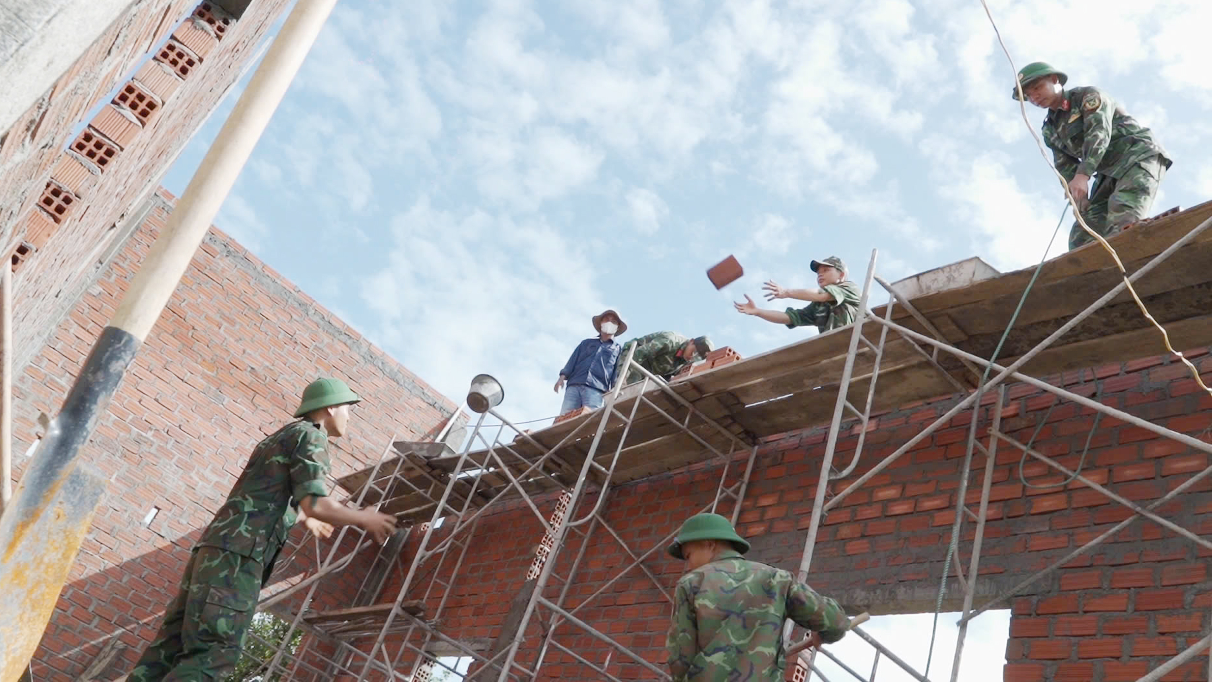 Gia Lai đã hồi sinh gần 30.000 mái ấm nhờ Chiến dịch Quang Trung - Ảnh 2.