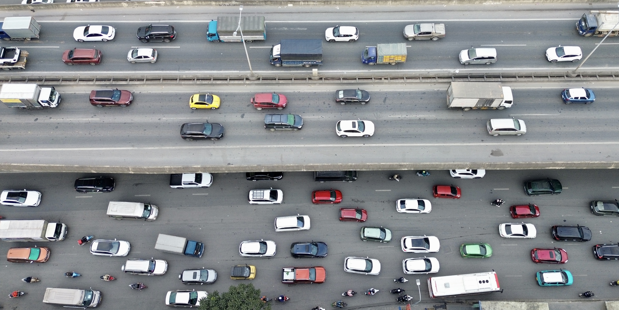 Người đổ về quê nghỉ tết Dương lịch 2026, cửa ngõ Hà Nội ùn tắc- Ảnh 9.