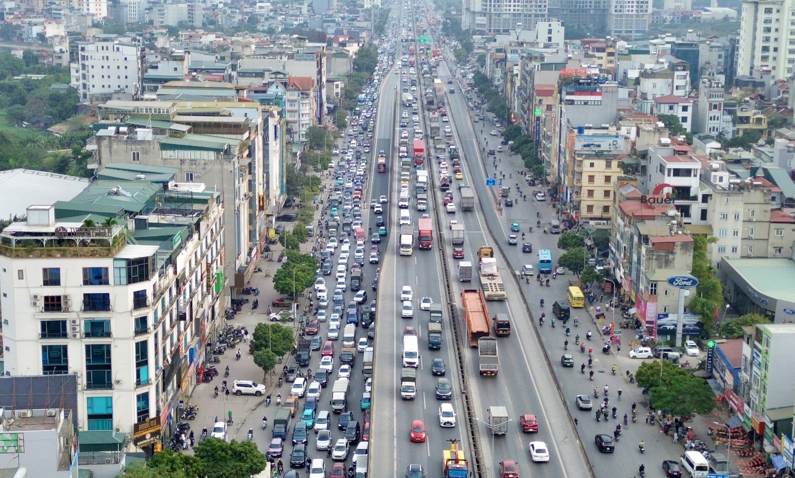 Người đổ về qu&ecirc; nghỉ tết Dương lịch 2026, cửa ng&otilde; H&agrave; Nội &ugrave;n tắc- Ảnh 7.