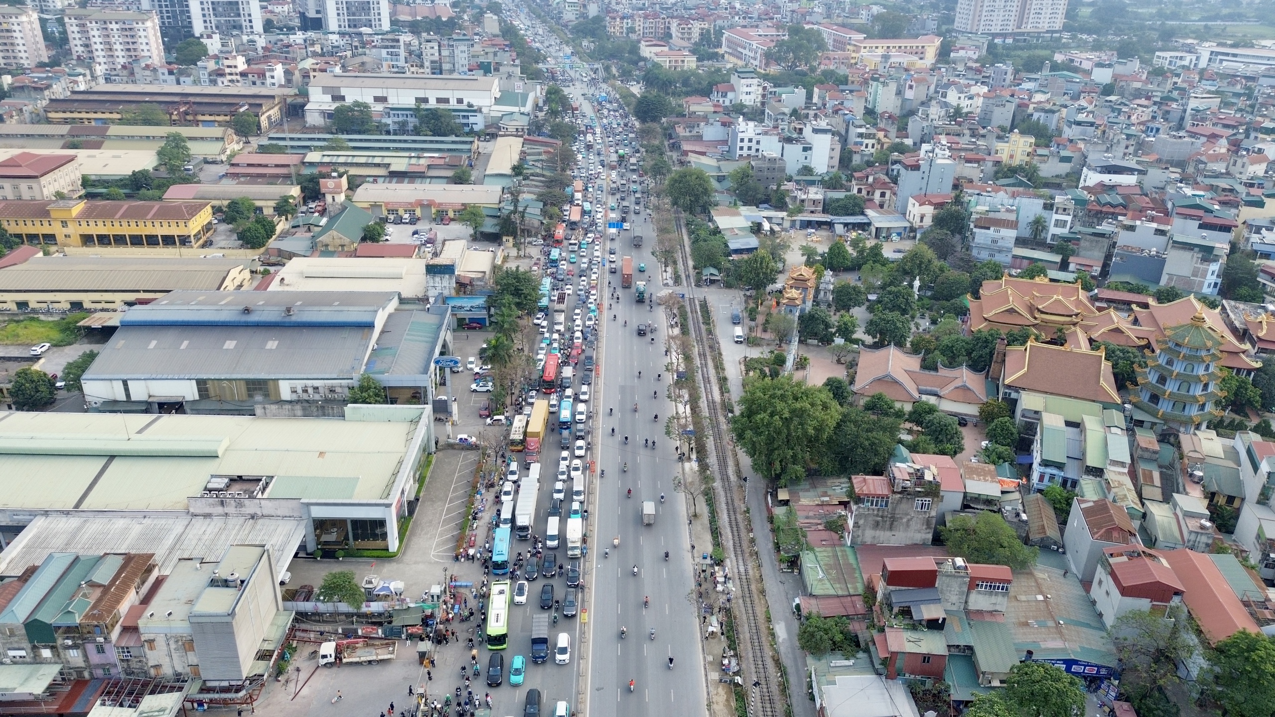 Người đổ về qu&ecirc; nghỉ tết Dương lịch 2026, cửa ng&otilde; H&agrave; Nội &ugrave;n tắc- Ảnh 12.