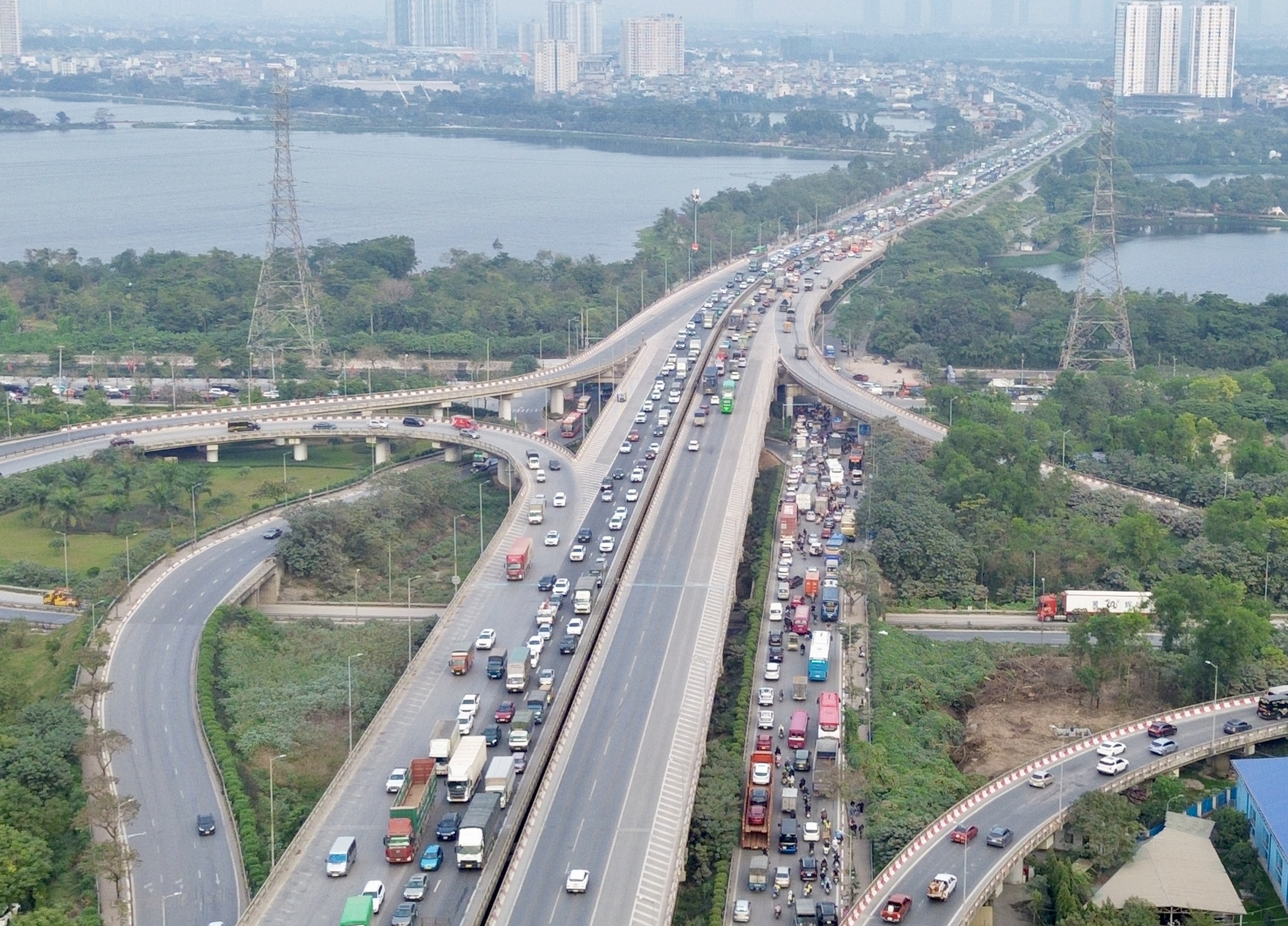 Người đổ về qu&ecirc; nghỉ tết Dương lịch 2026, cửa ng&otilde; H&agrave; Nội &ugrave;n tắc- Ảnh 16.