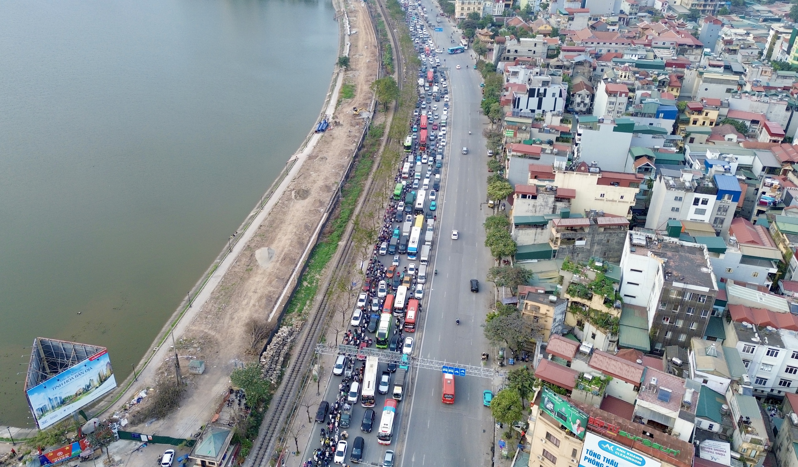 Người đổ về qu&ecirc; nghỉ tết Dương lịch 2026, cửa ng&otilde; H&agrave; Nội &ugrave;n tắc- Ảnh 11.