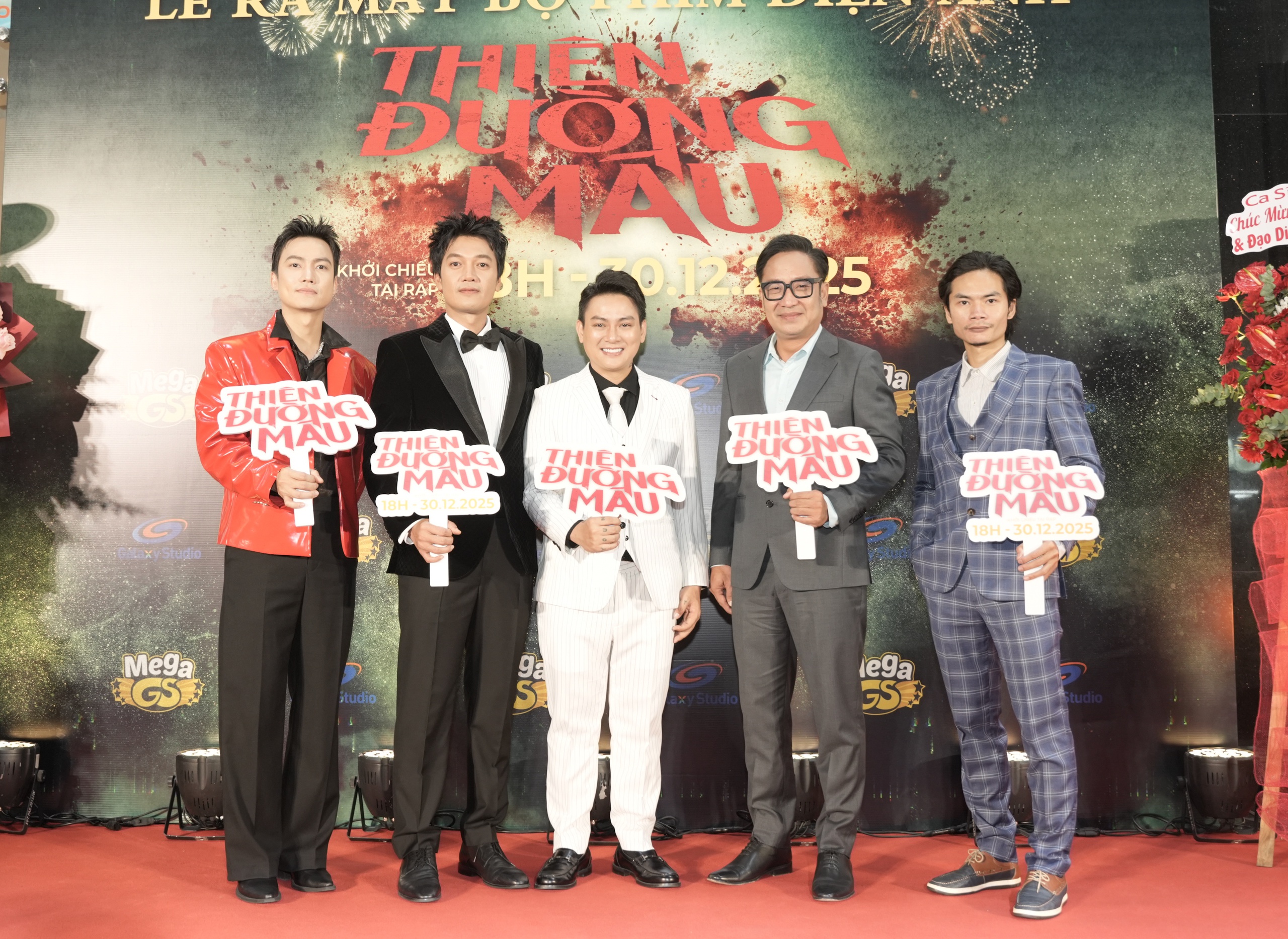 Thanh Hương, V&acirc;n Trang mặc gợi cảm khoe d&aacute;ng tr&ecirc;n thảm đỏ 'Thi&ecirc;n đường m&aacute;u' - Ảnh 1.